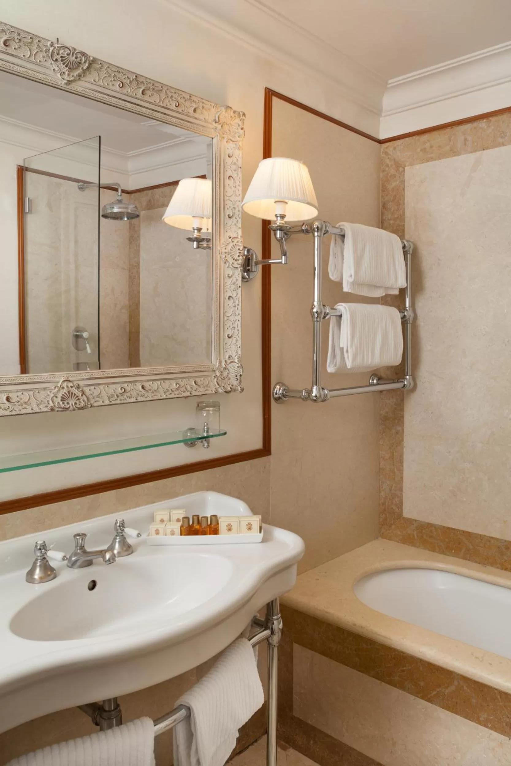 Bathroom in Hotel Executive