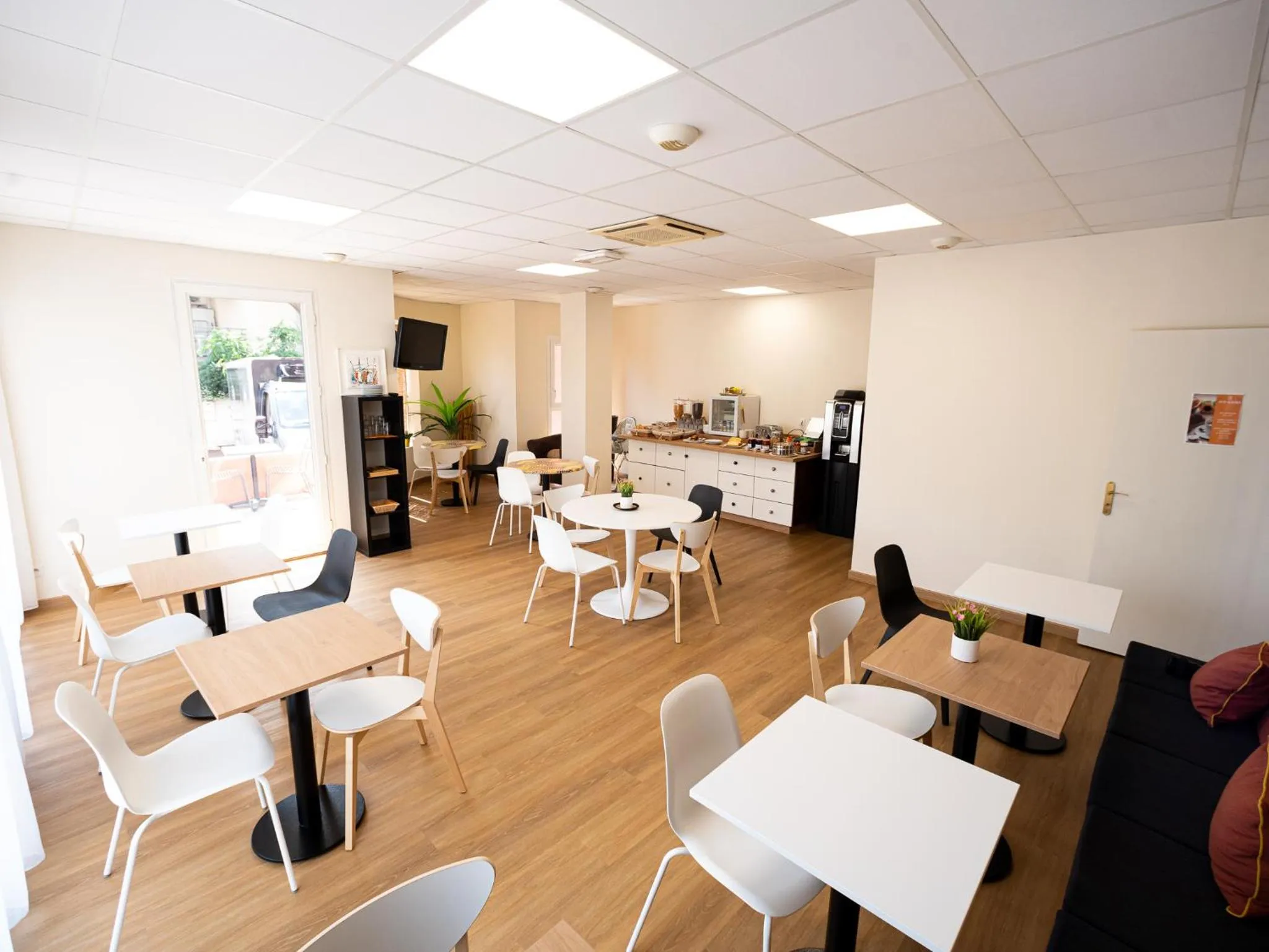 Communal lounge/ TV room in Hotel Grand Cap Rooftop Pool