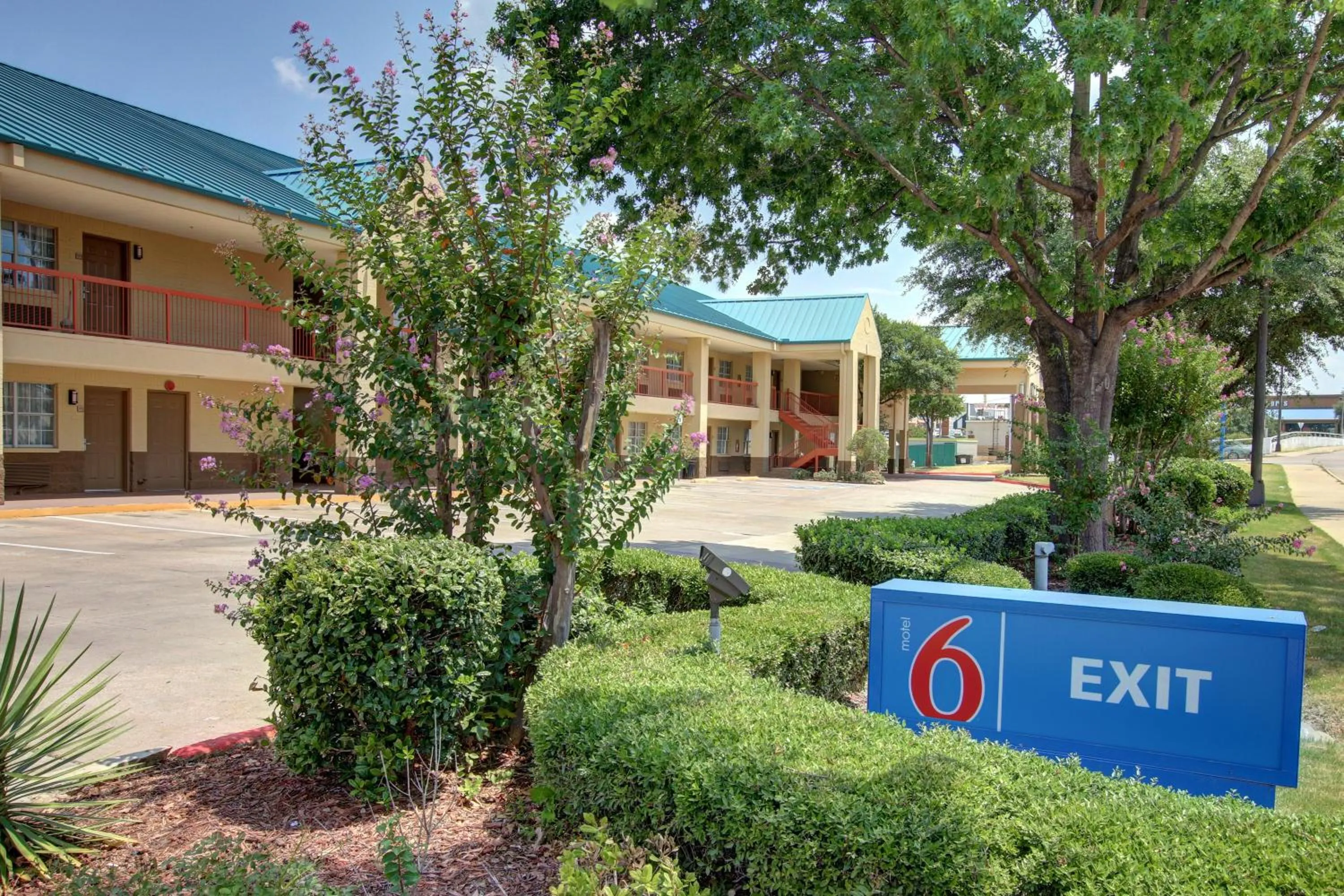 Property building in Motel 6-Arlington, TX