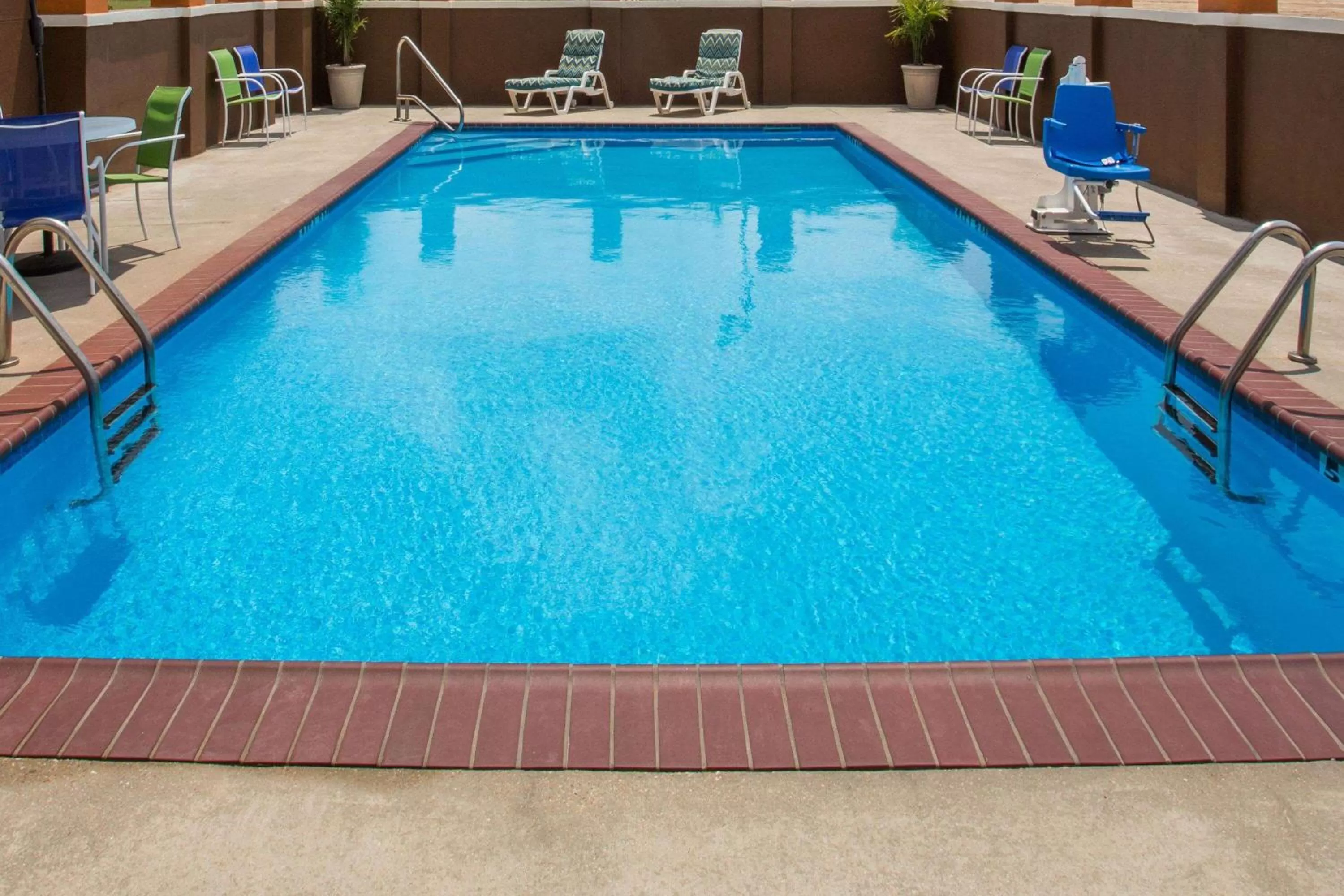 Pool view in Days Inn & Suites by Wyndham Thibodaux