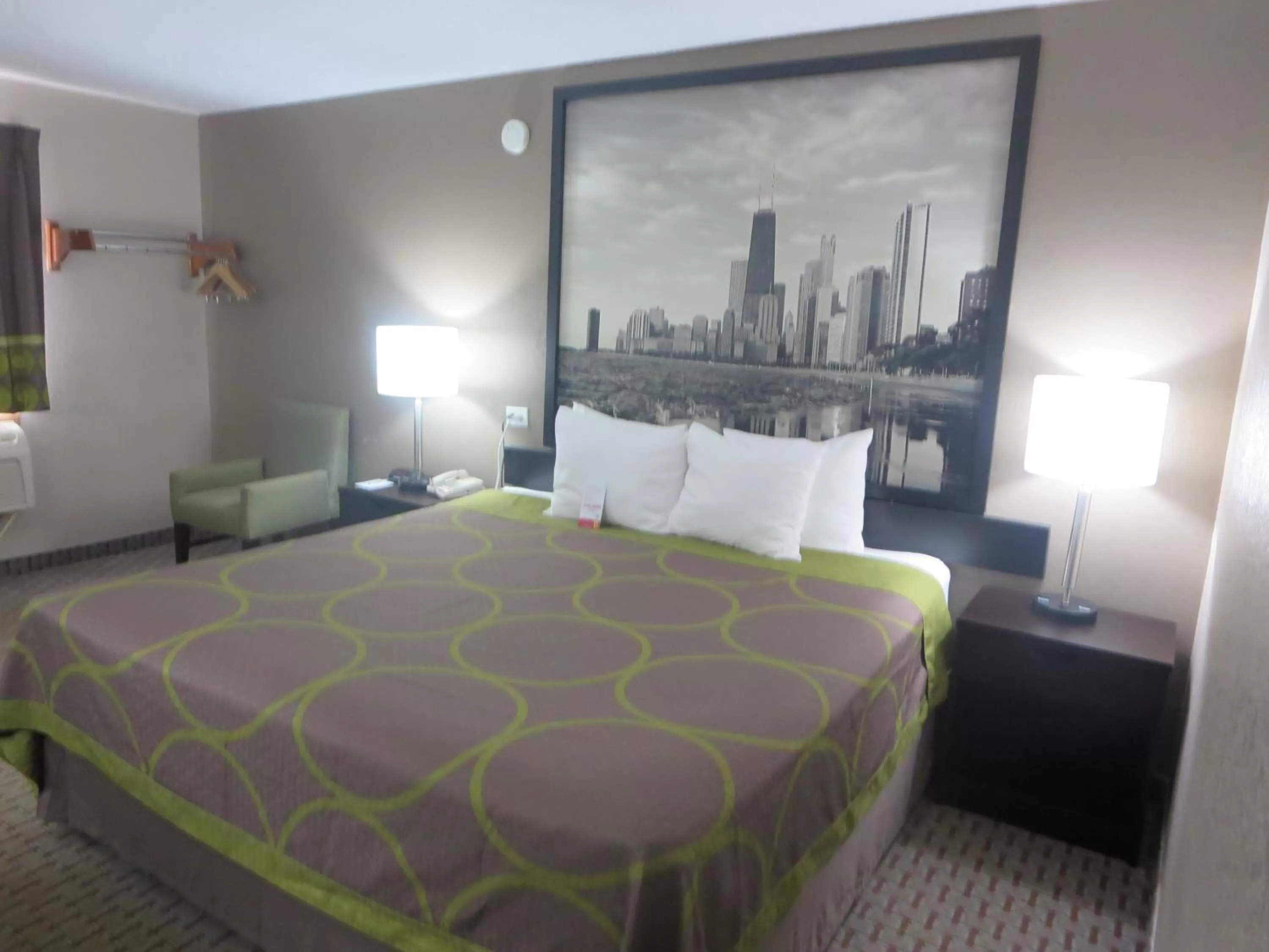 Bedroom, Bed in Super 8 by Wyndham Mundelein/Libertyville Area