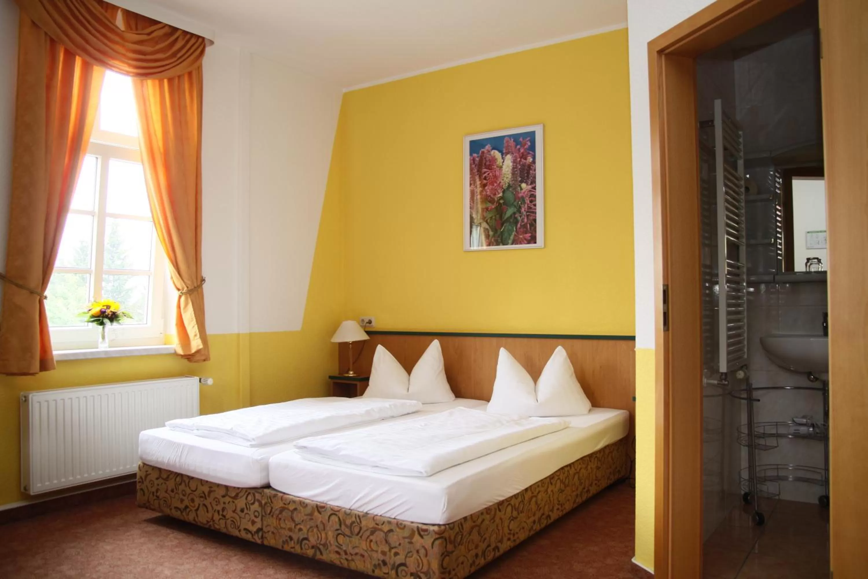 Living room, Bed in Haus Kehrwieder - Hotel am Kur-Café