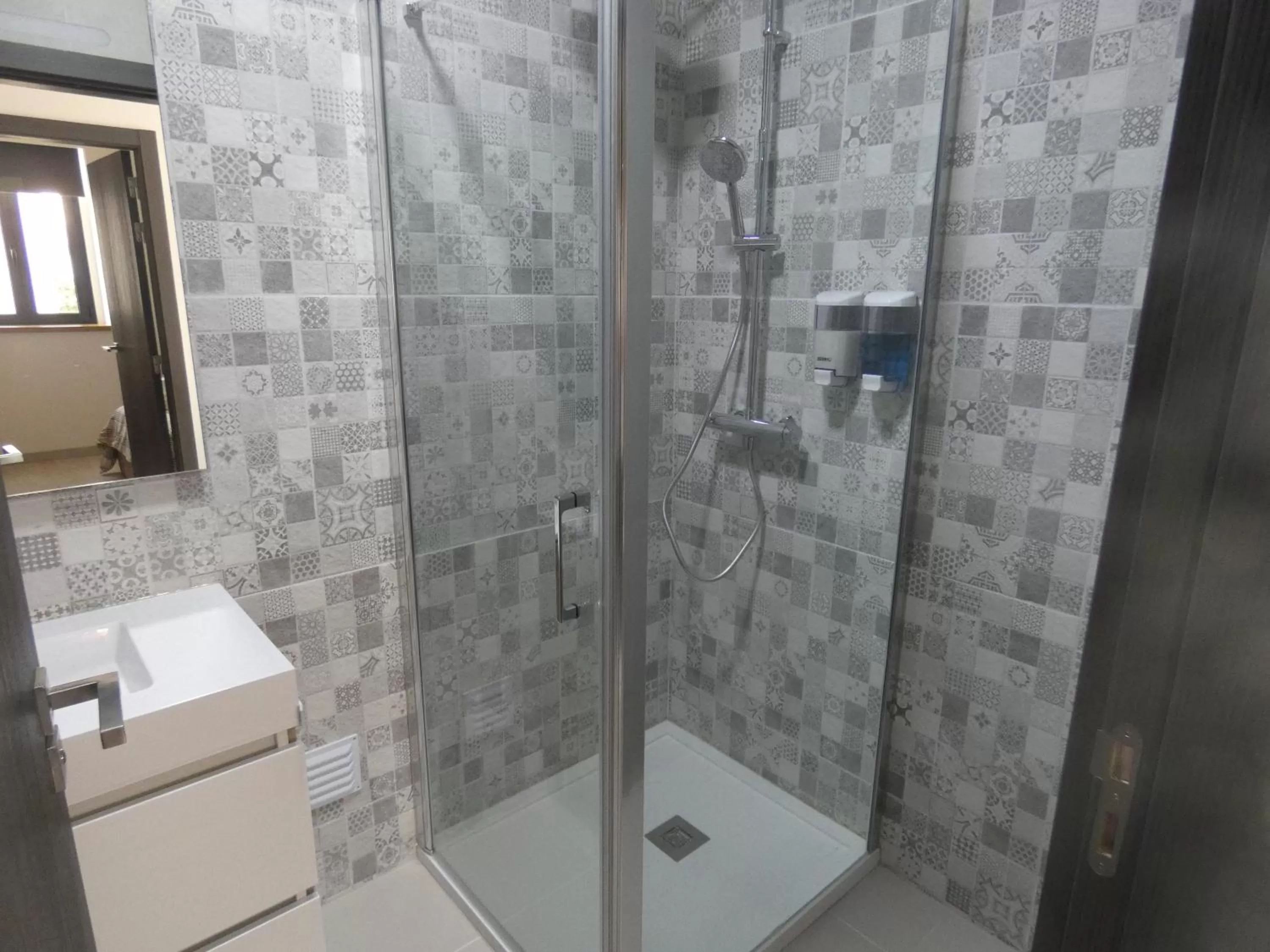 Shower, Bathroom in Pinhal Litoral