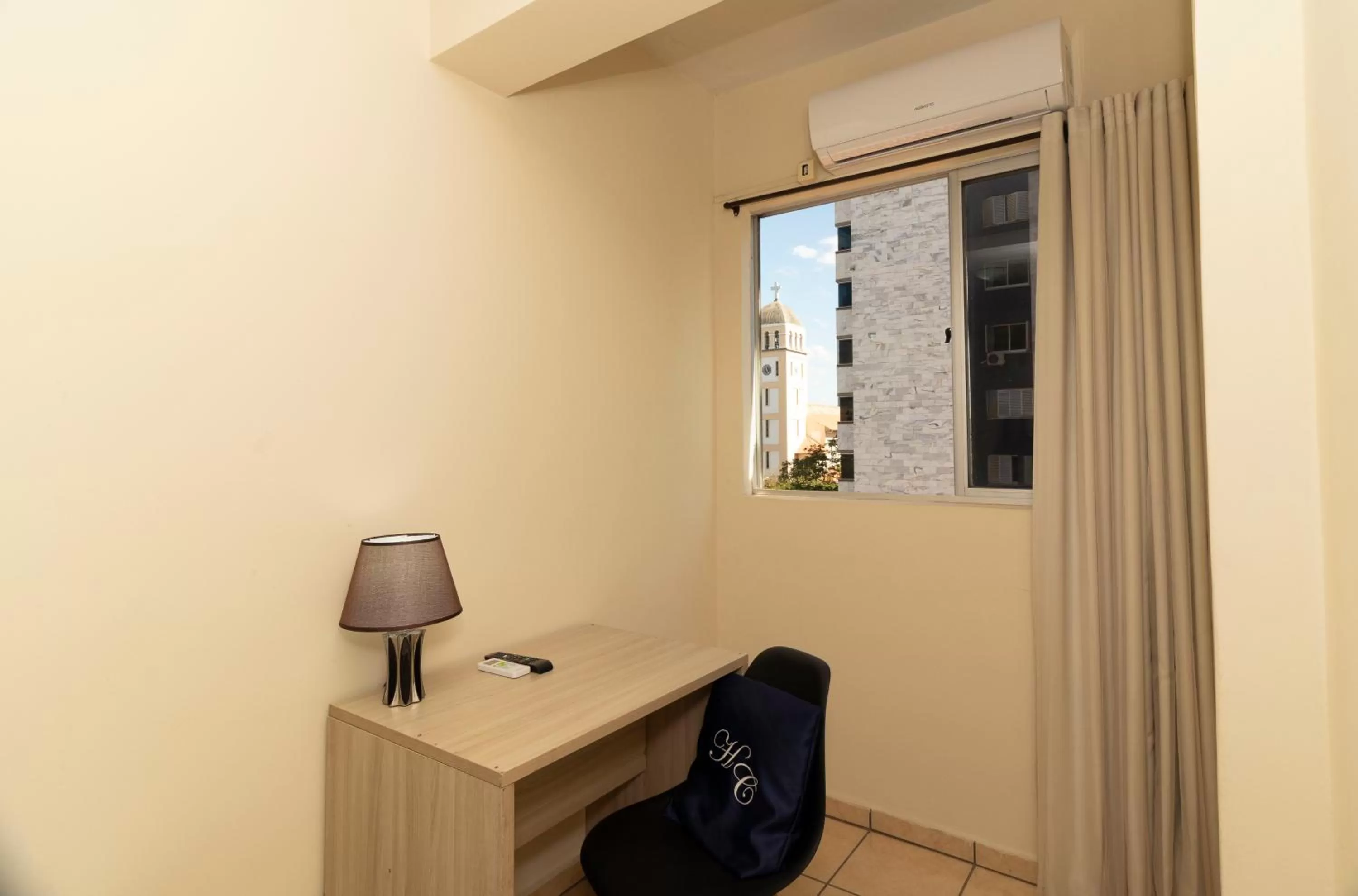 Bedroom, TV/Entertainment Center in Hotel Cruz Divinópolis - By UP Hotel