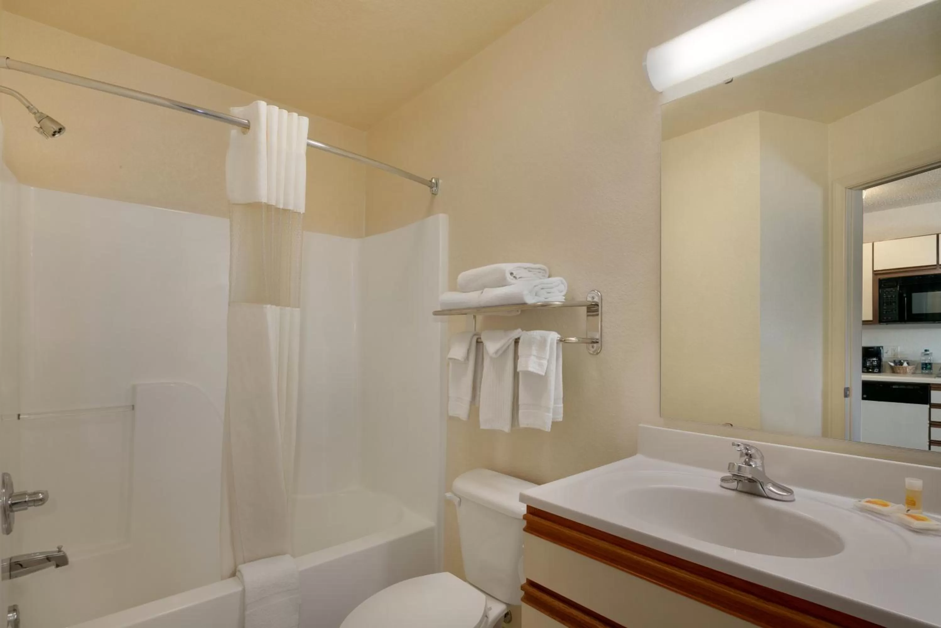Queen Suite - Disability Access - Non-Smoking in Days Inn & Suites by Wyndham Green Bay WI