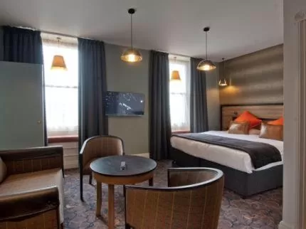 Shower, Bed in The Saltoun Inn