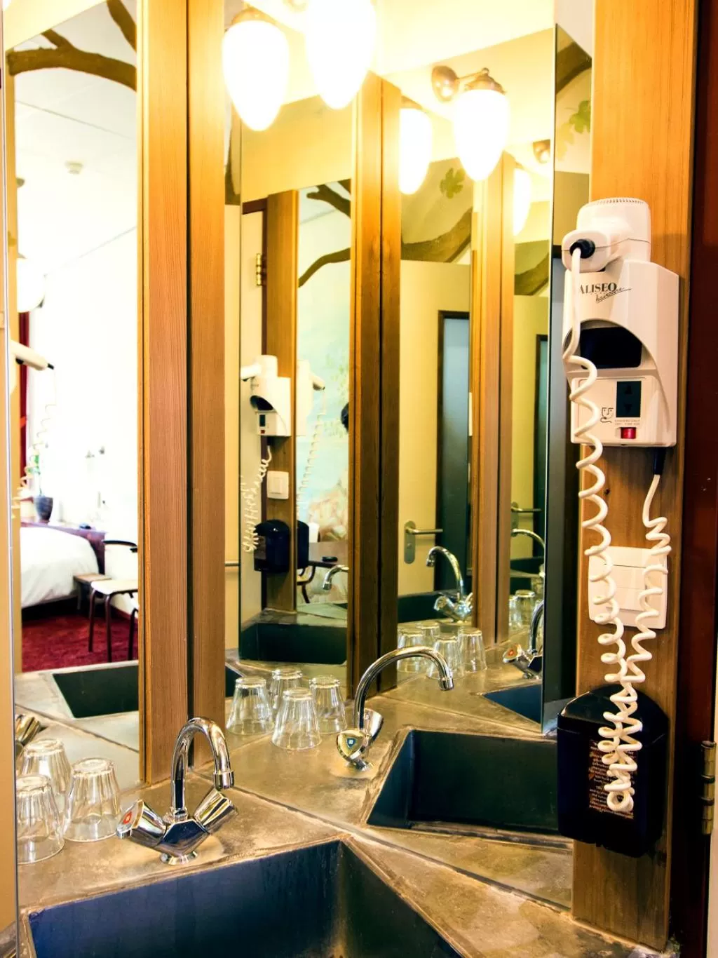 Bathroom in Hotel de Plataan Delft Centrum