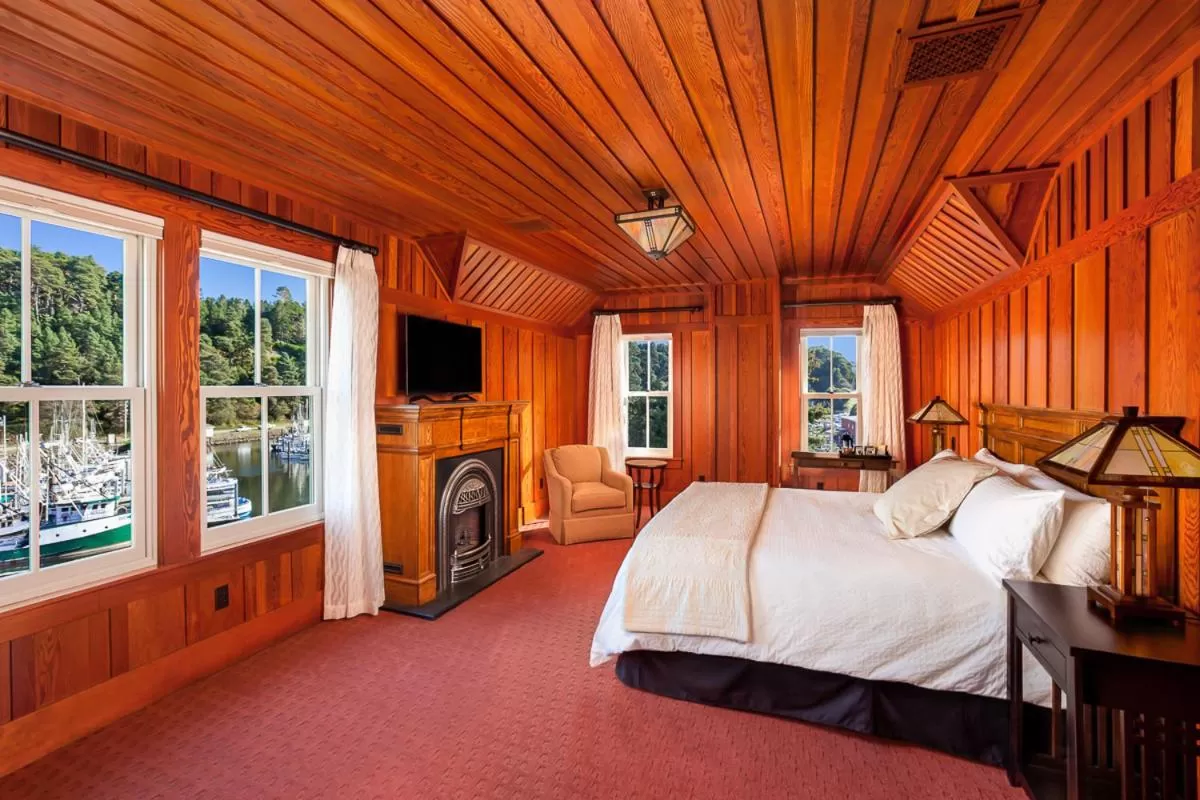 Photo of the whole room, Bed in Noyo Harbor Inn