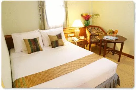 Photo of the whole room, Bed in Wall Street Inn, Bangkok