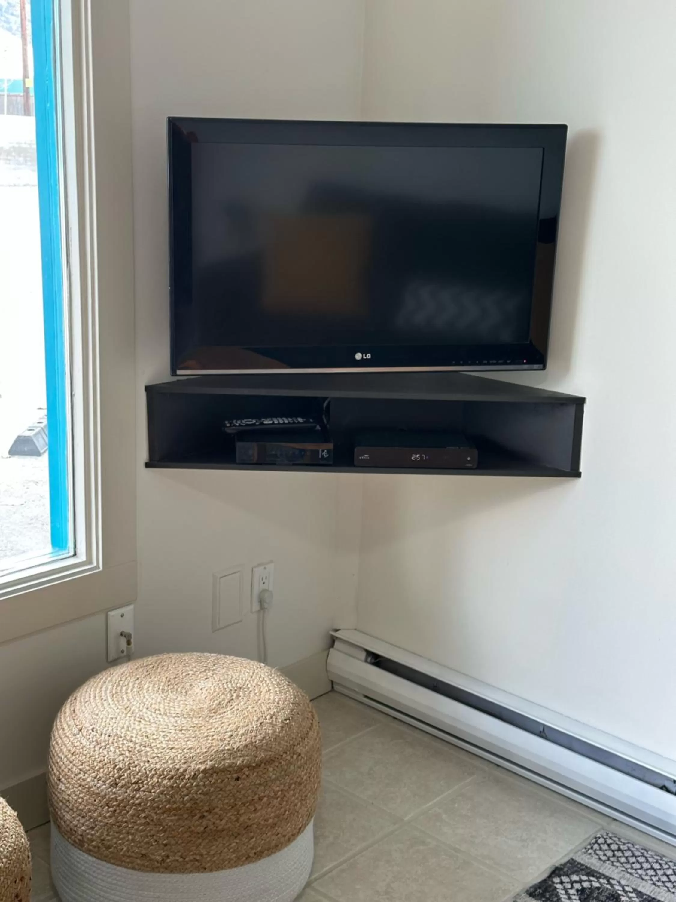 TV and multimedia in Lakeside Villa & Nordic Spa