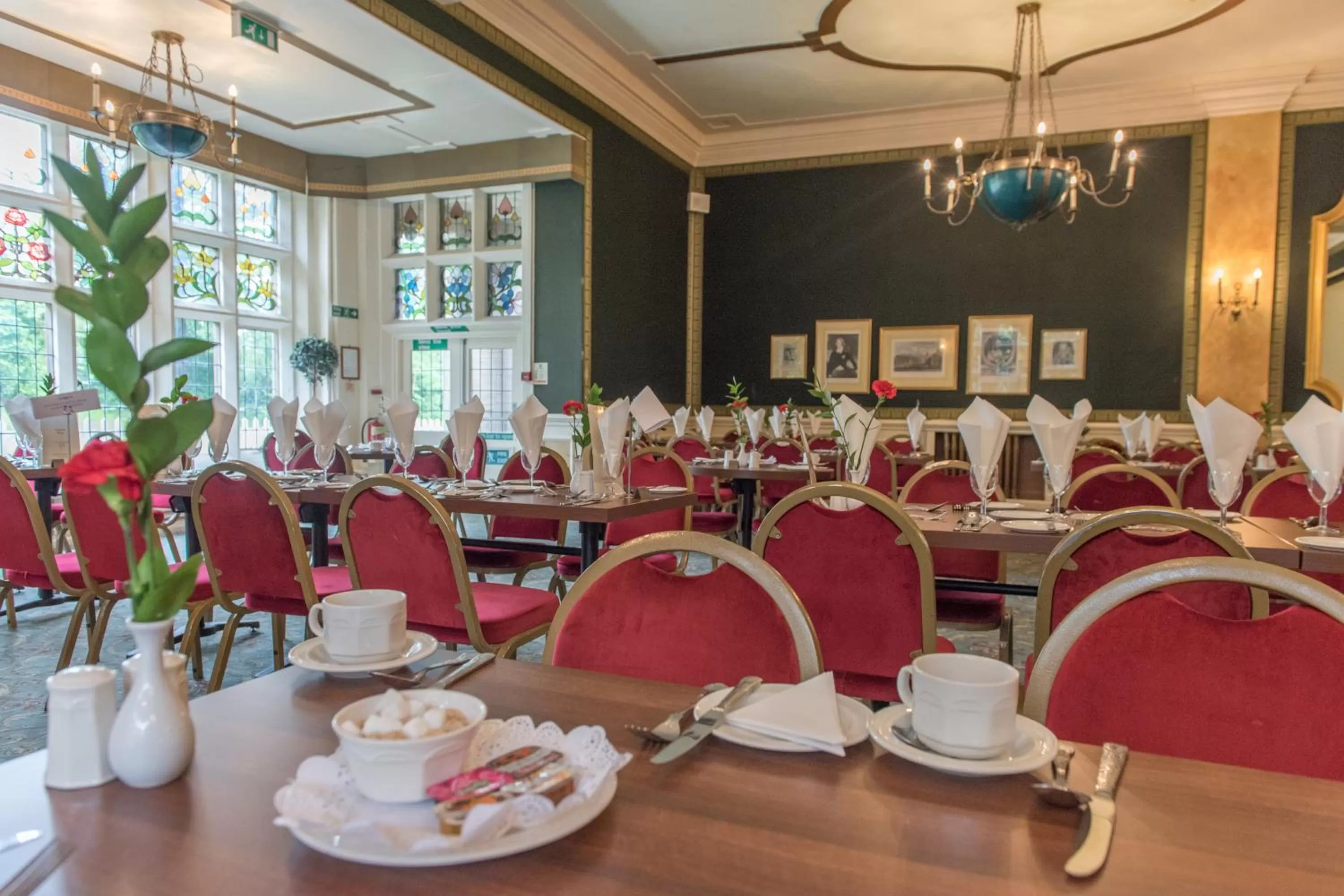 Restaurant/places to eat in Cairn Hotel