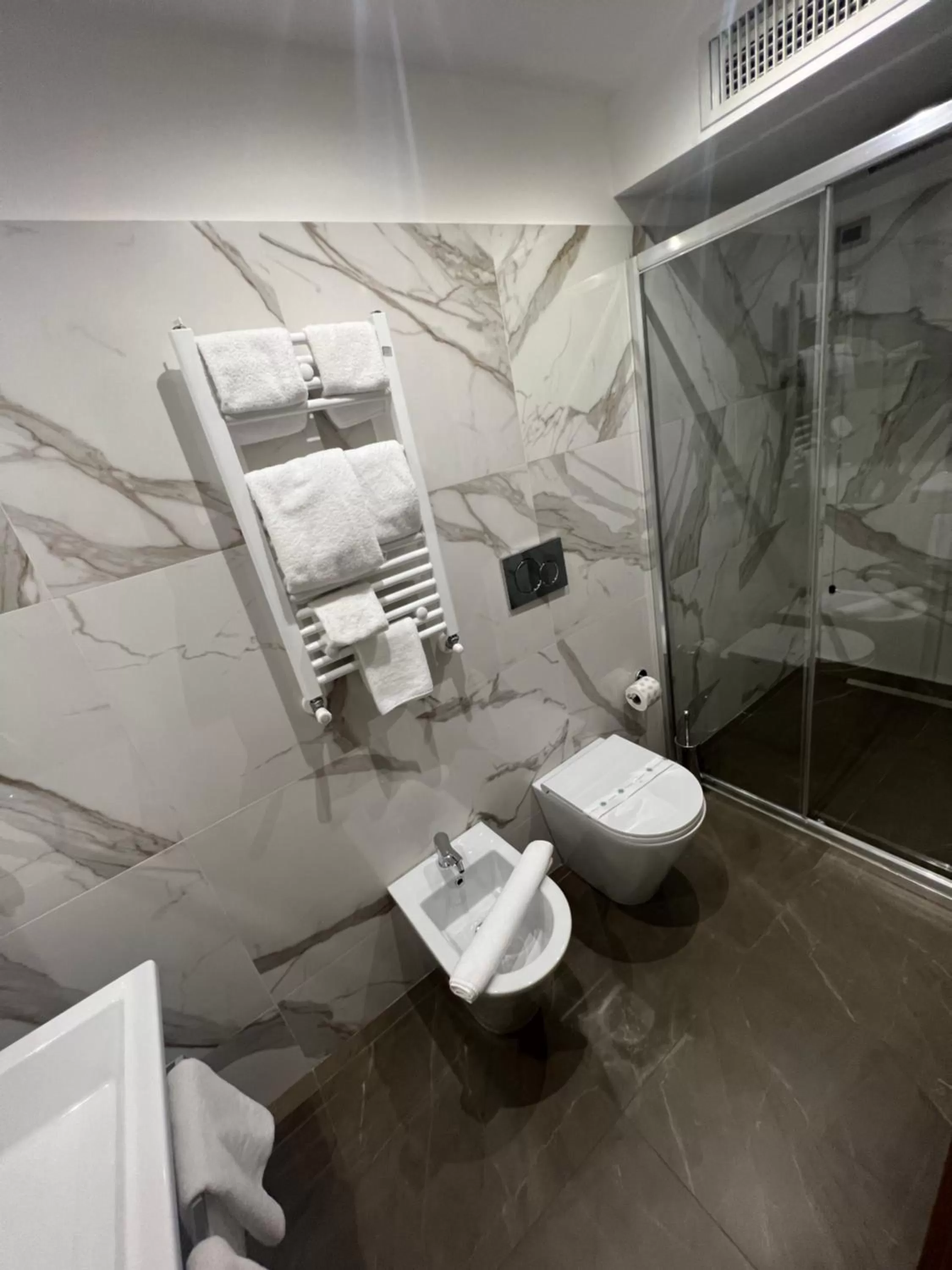 Shower in Hotel Diplomatic