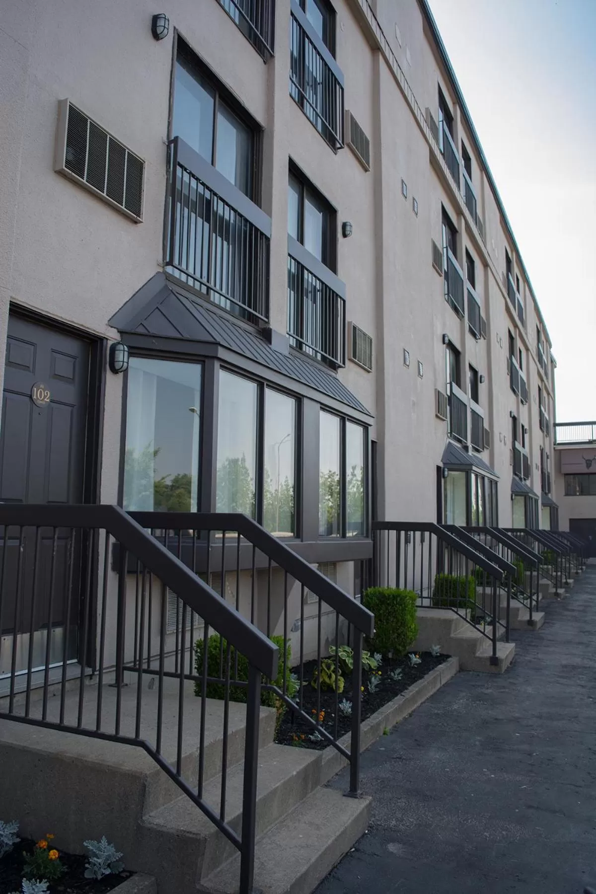 Facade/entrance in River Rapids Inn