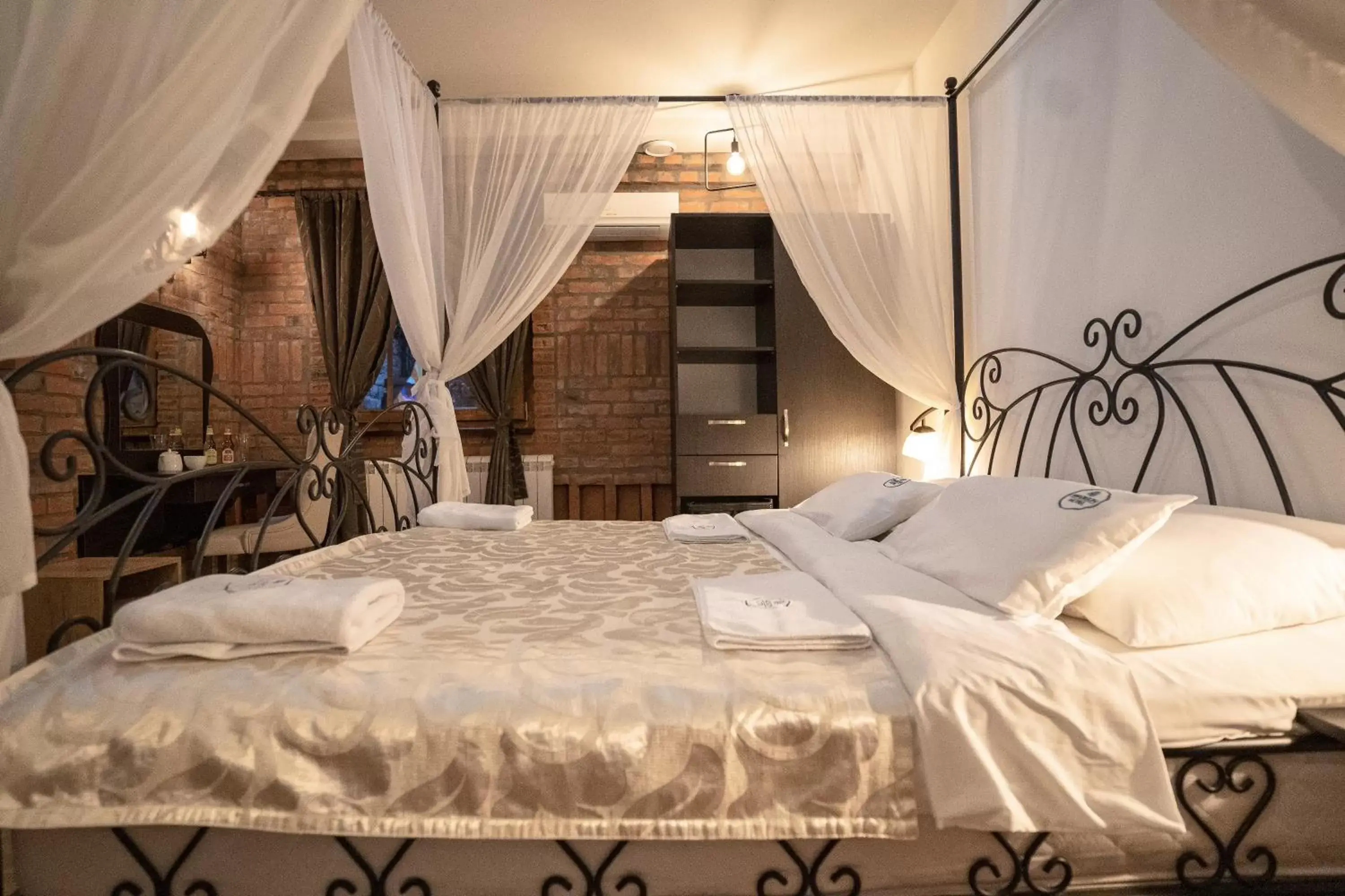 Deluxe Double Room with Extra Bed - Ground Floor in Madison - Square Sava Deluxe Double Room with Extra Bed - Ground Floor in Madison - Square Sava