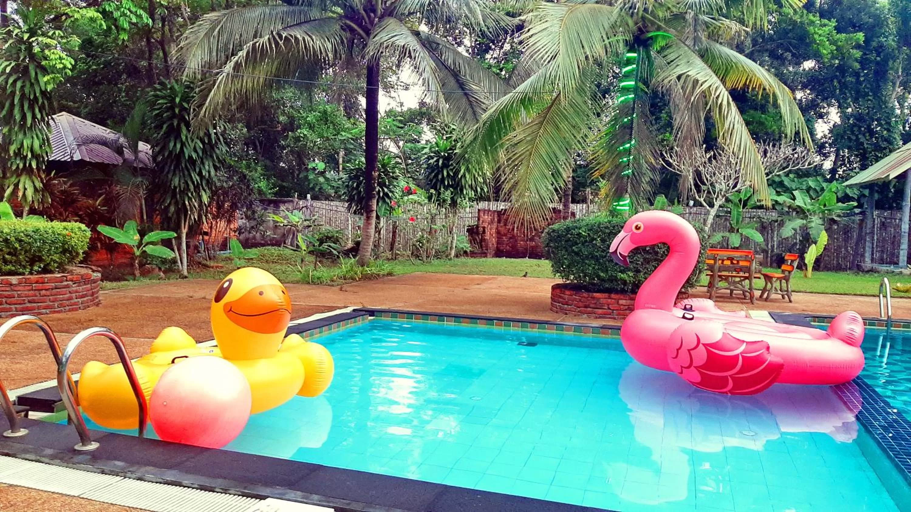 Swimming pool in Doo Dee Boutique Resort by Swiss Chalet