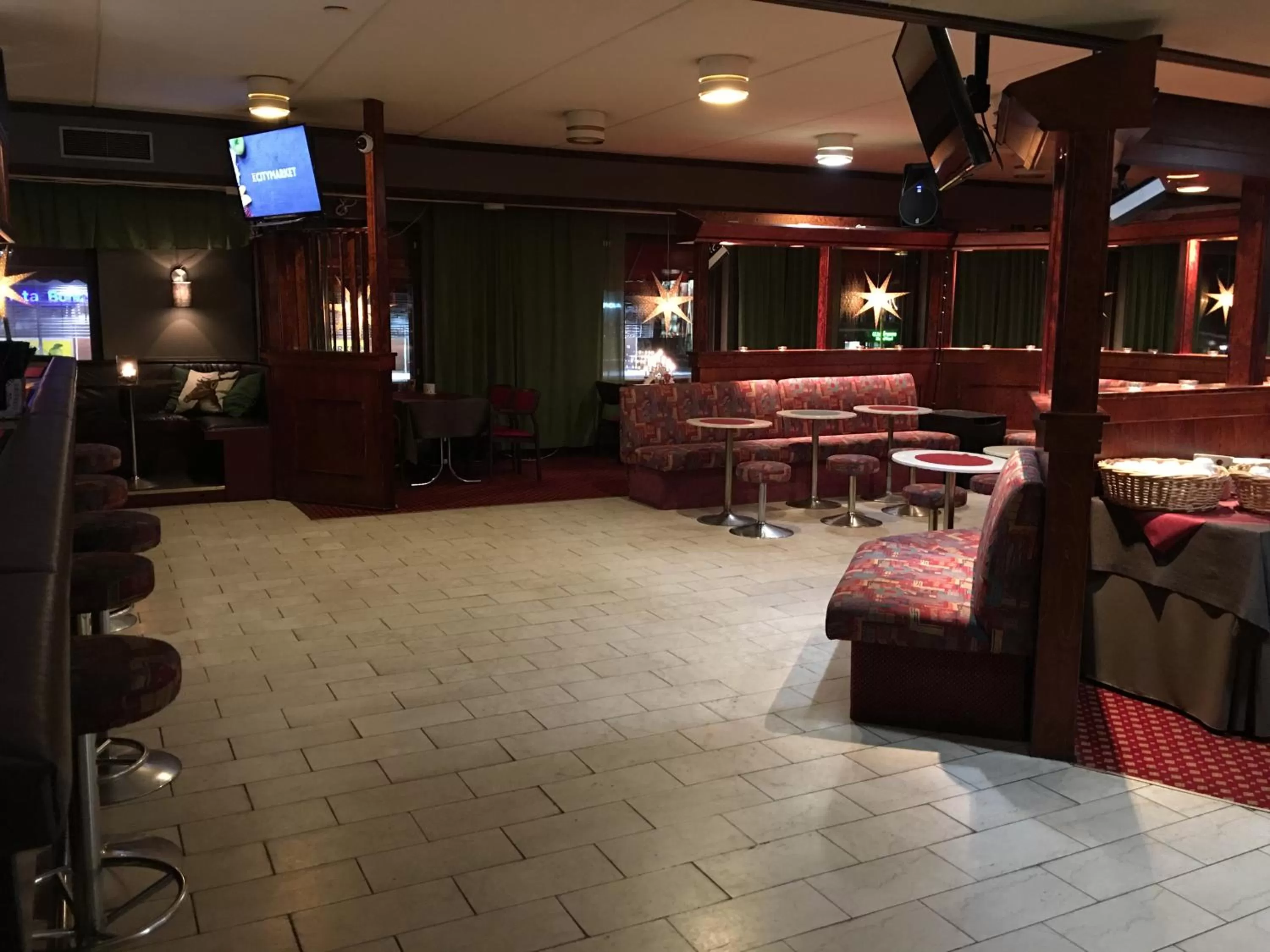 Communal lounge/ TV room in Hotelli Pellonhovi