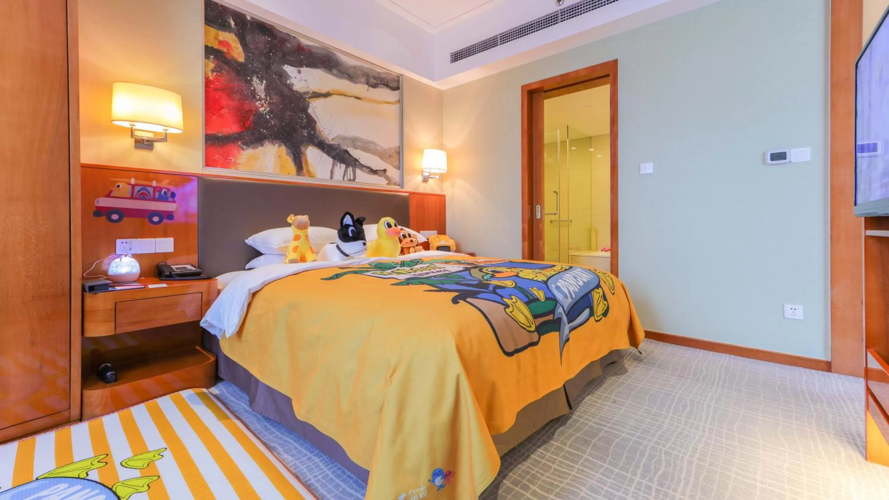 Bed in Ramada Plaza Shanghai Pudong Airport