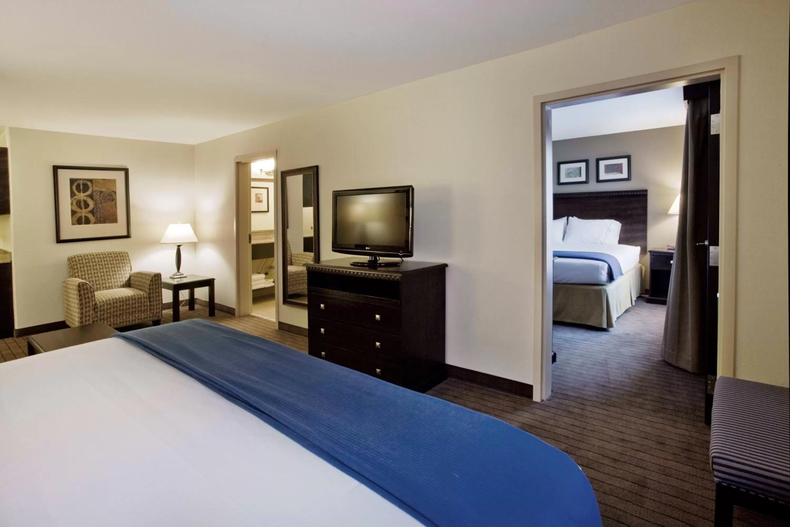Photo of the whole room, Bed in Holiday Inn Express & Suites Moultrie by IHG