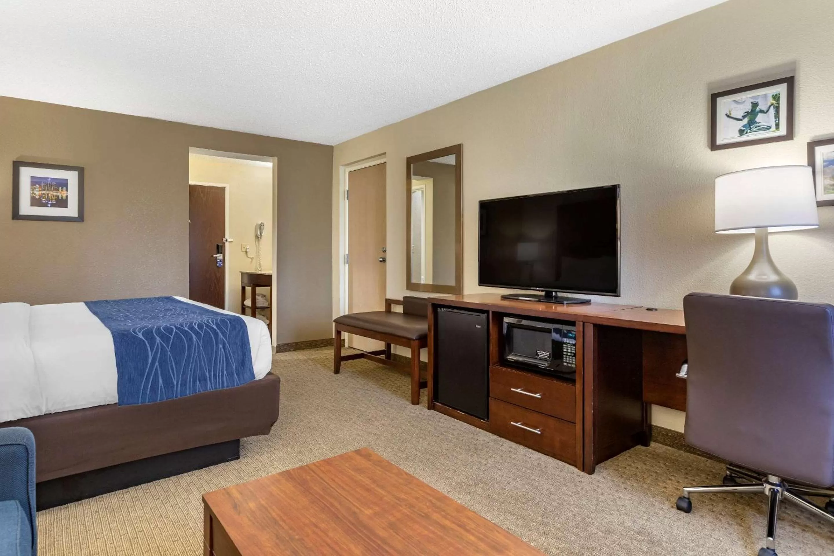 Photo of the whole room, Bed in Comfort Inn Near Greenfield Village