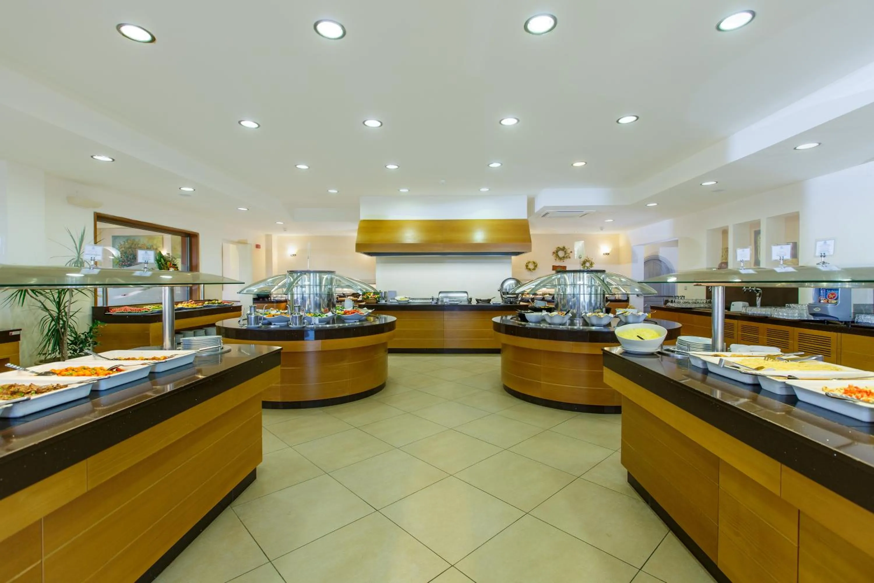 Restaurant/Places to Eat in Europa Beach Hotel