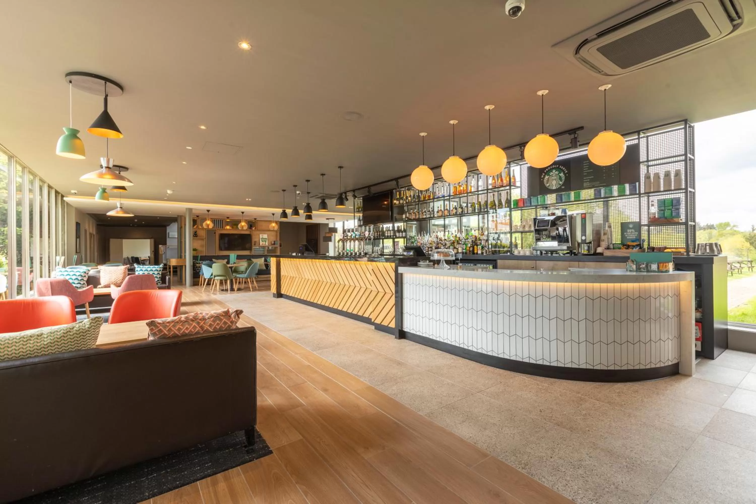 Lounge or bar in Holiday Inn Basildon by IHG