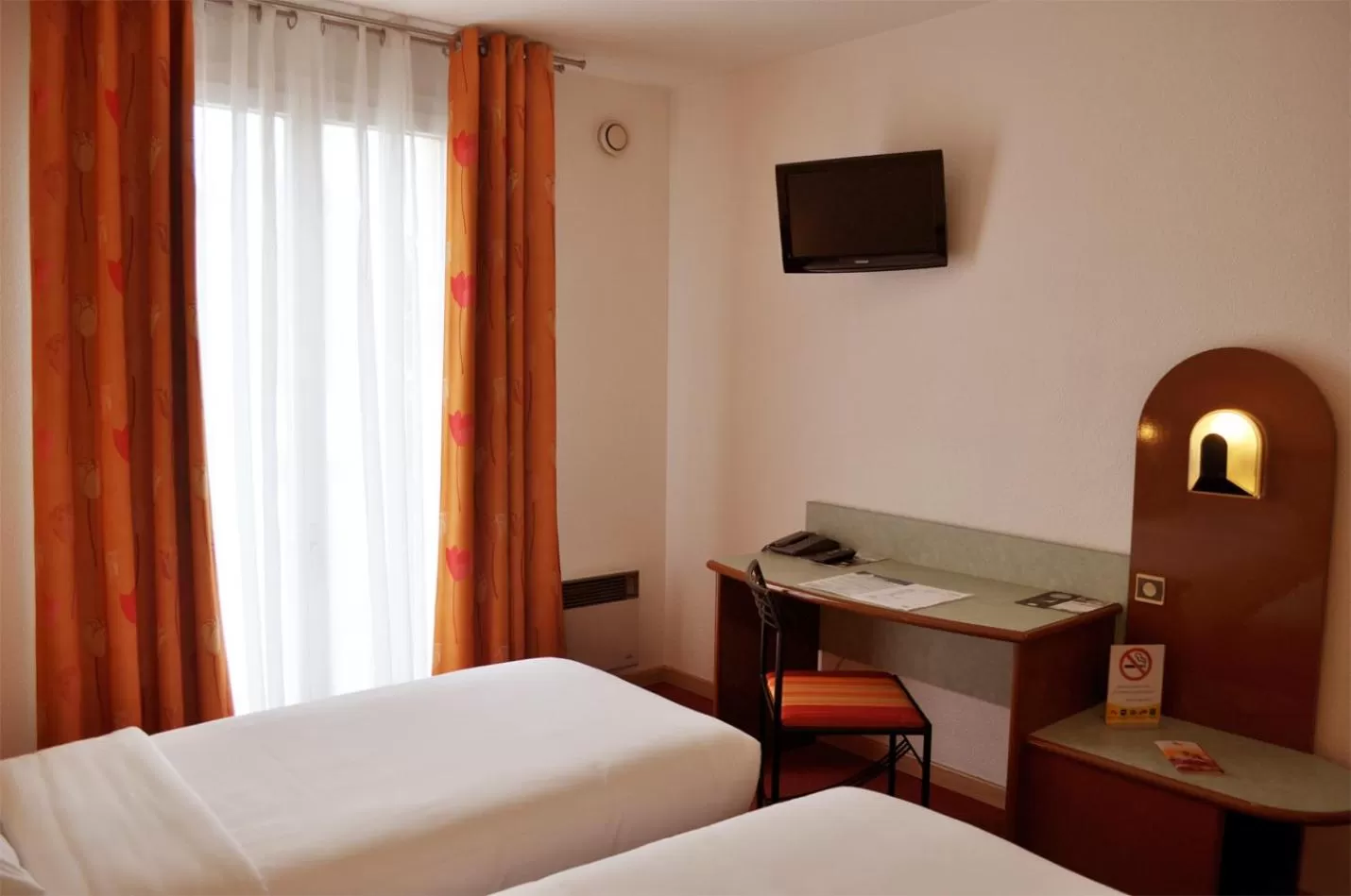 Photo of the whole room, Bed in Hostellerie Saint Vincent Beauvais Aeroport