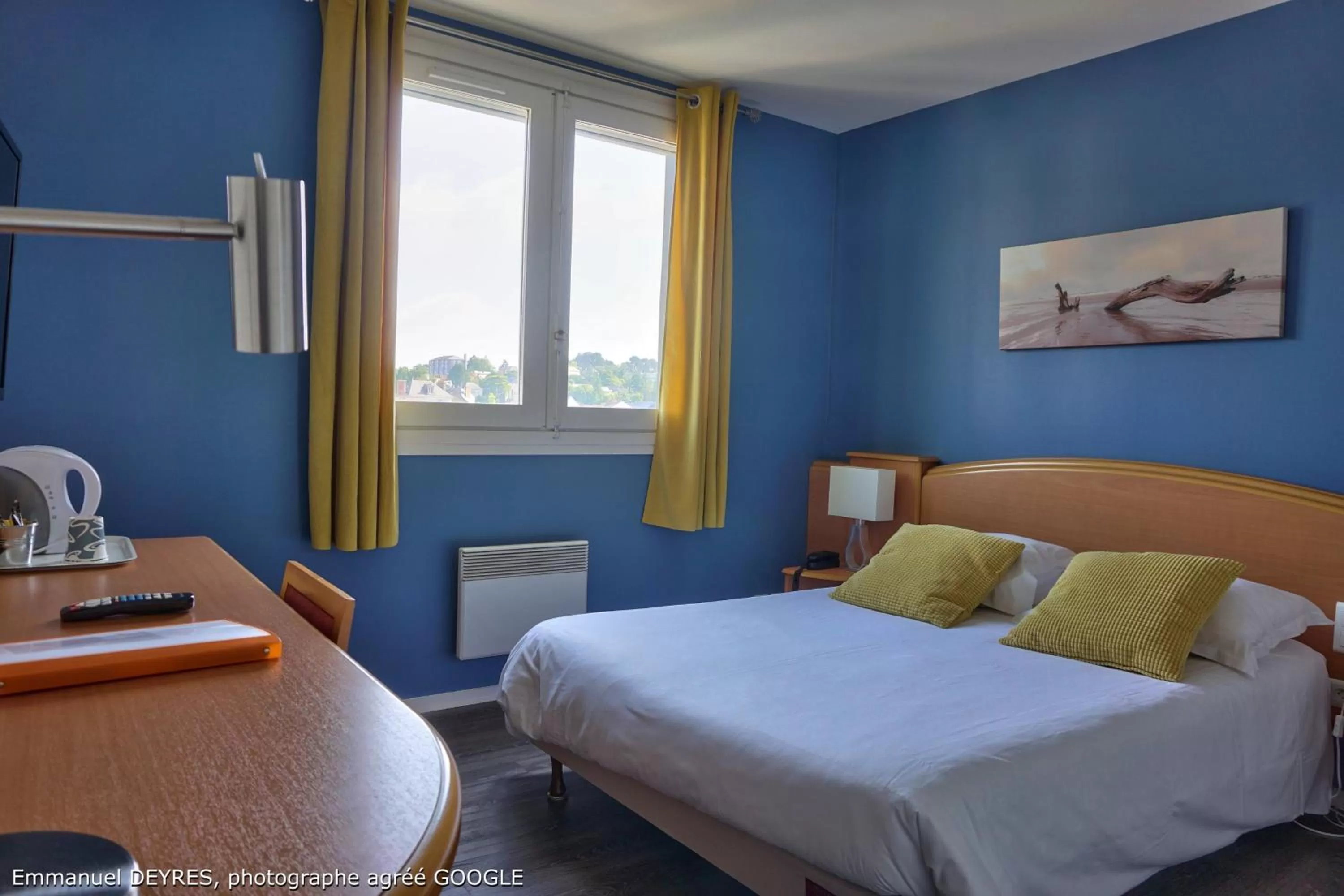 Photo of the whole room, Bed in Hôtel de Bretagne