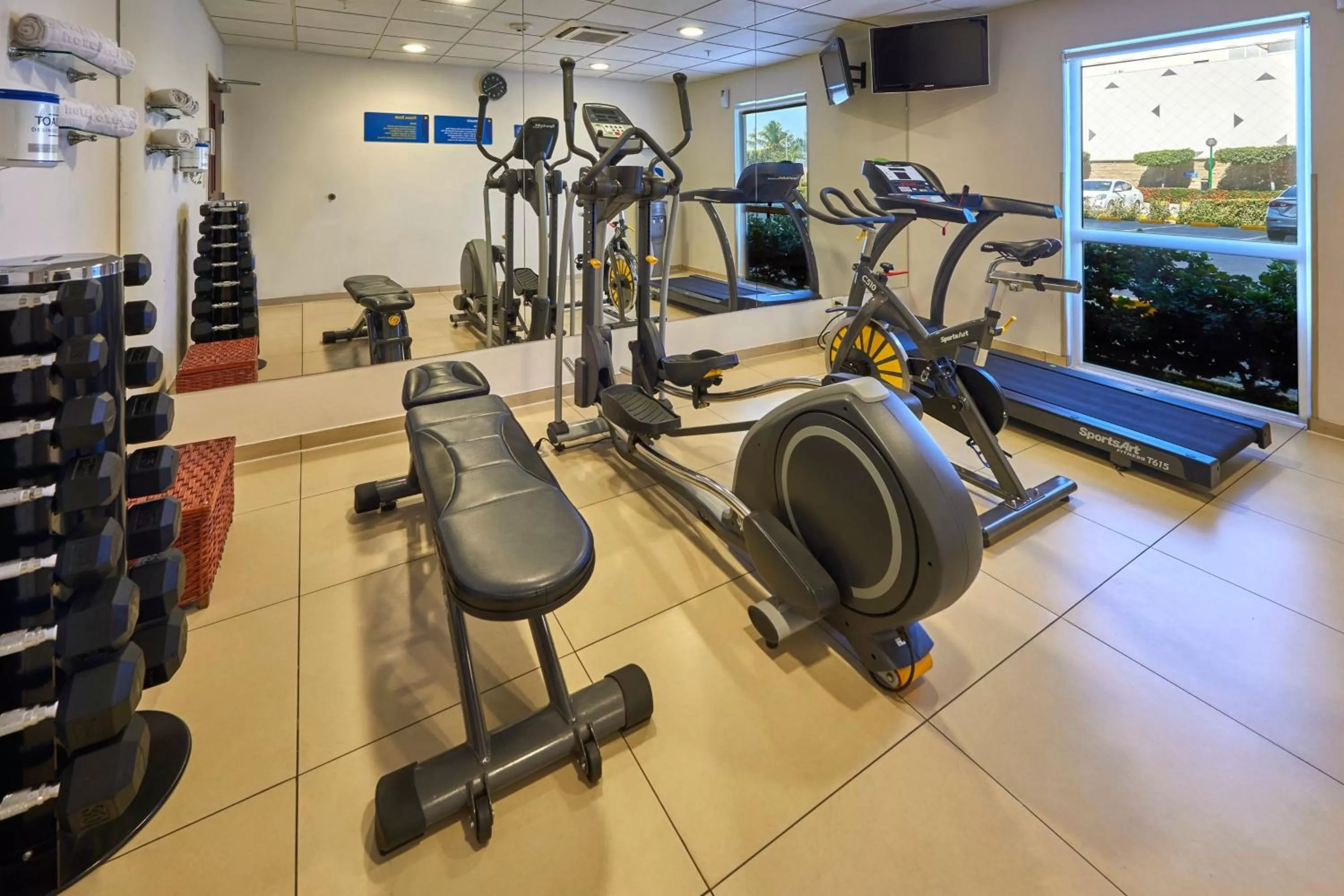 Fitness centre/facilities in City Express by Marriott Manzanillo