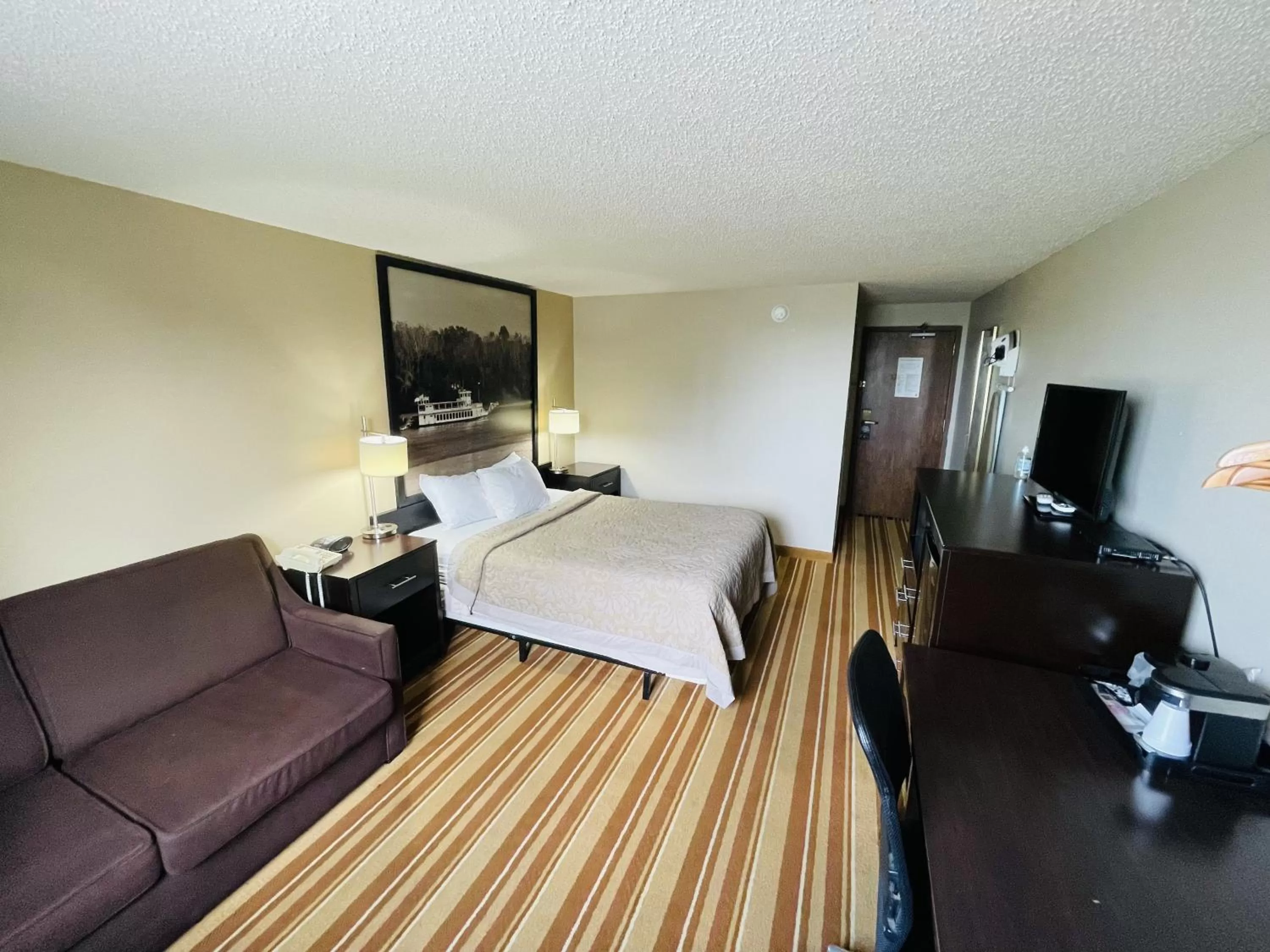 Photo of the whole room, Bed in Super 8 by Wyndham Clear Lake