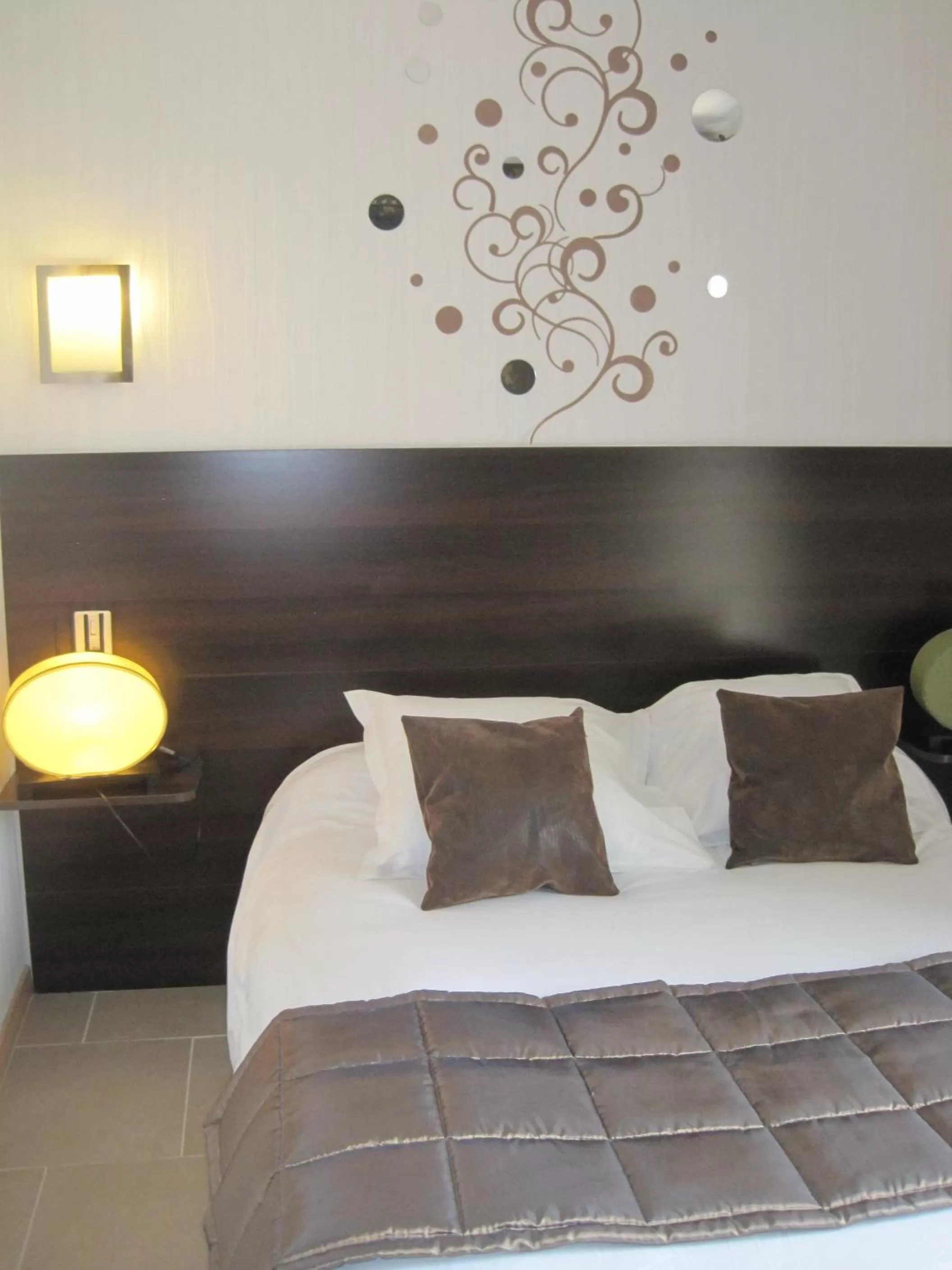 Bed in Hotel Restaurant Rive Gauche