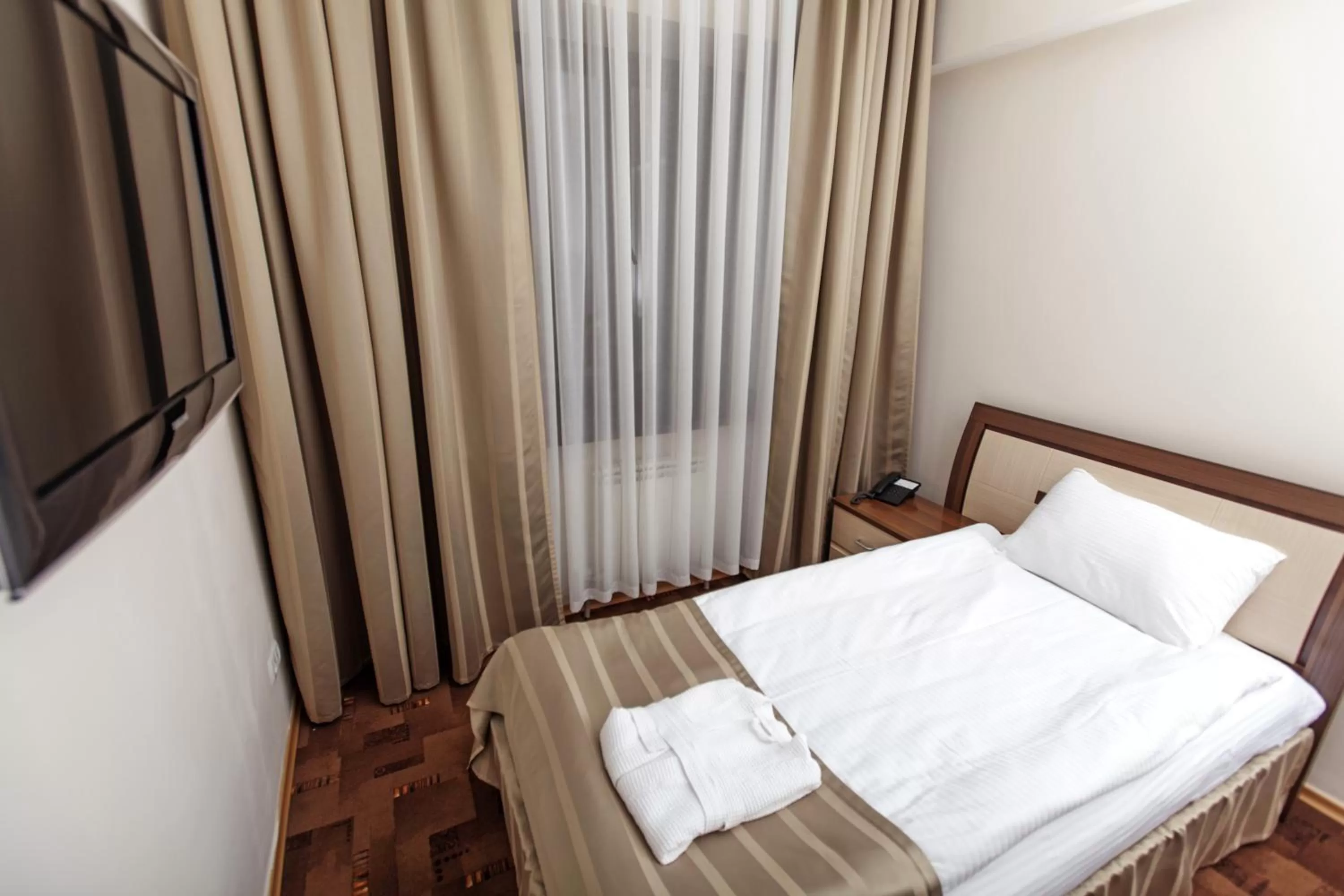 Bedroom, Bed in Alma