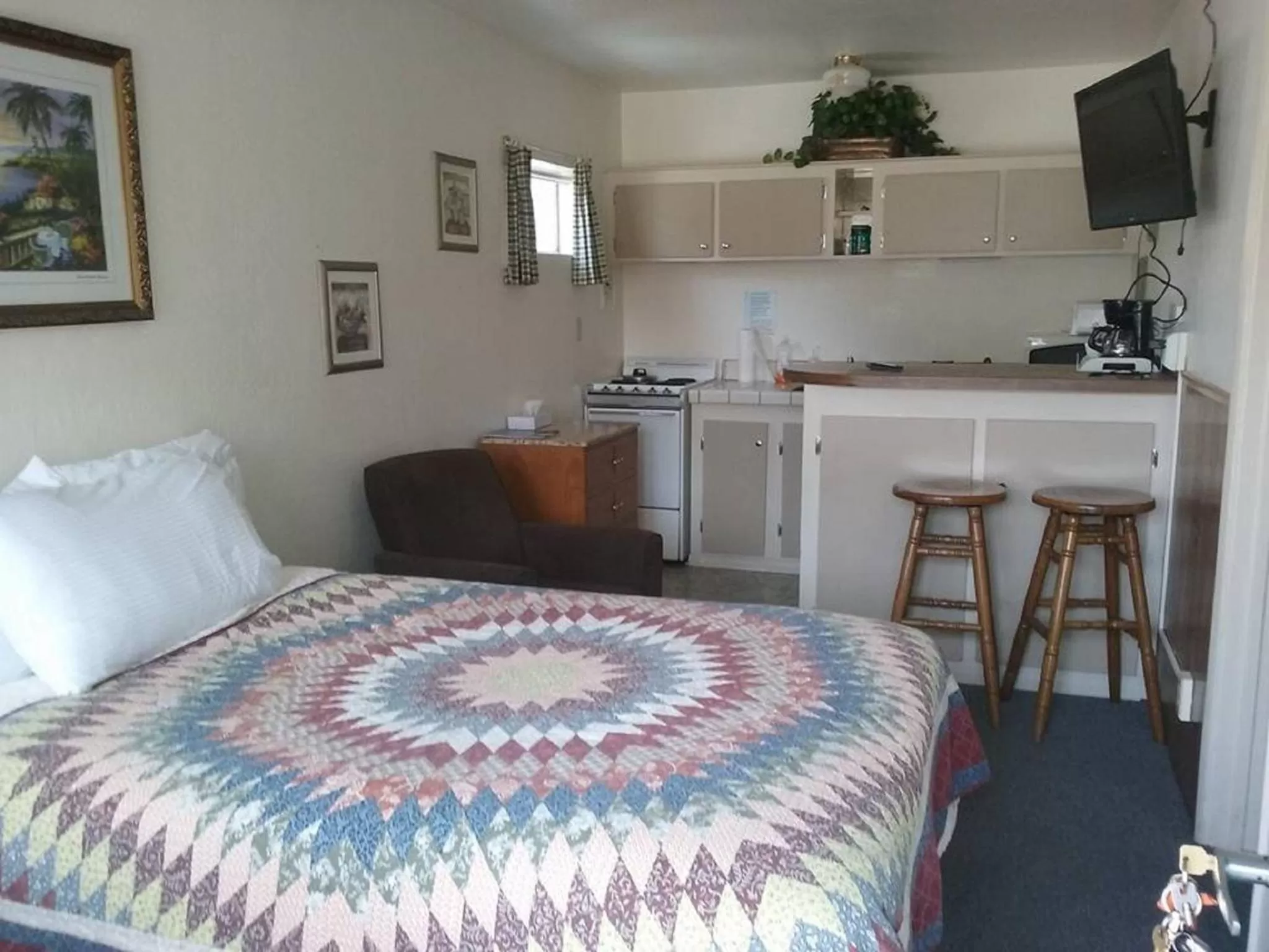 Photo of the whole room, Bed in Bishop Village Motel