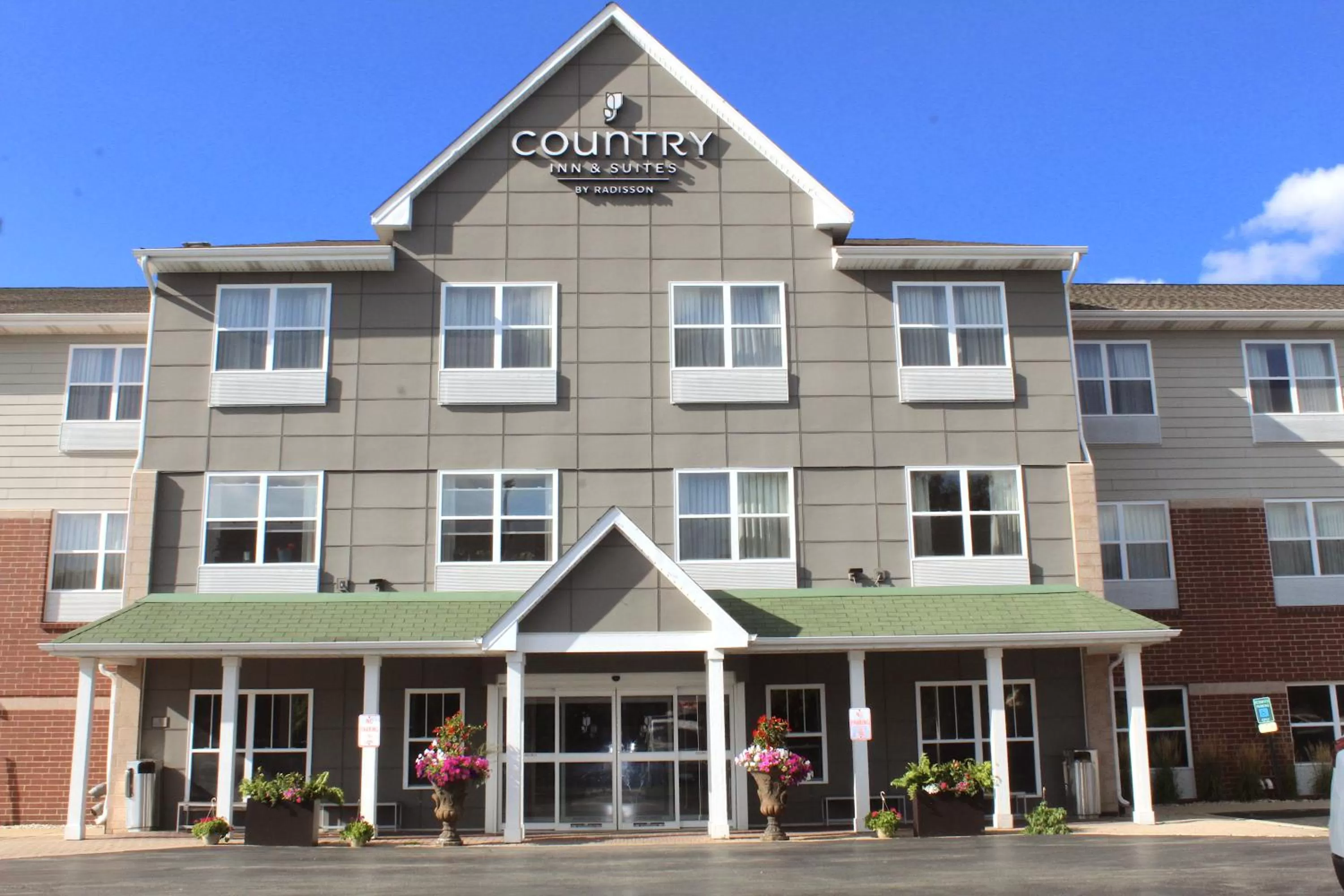 Property building in Country Inn & Suites by Radisson, Crystal Lake, IL
