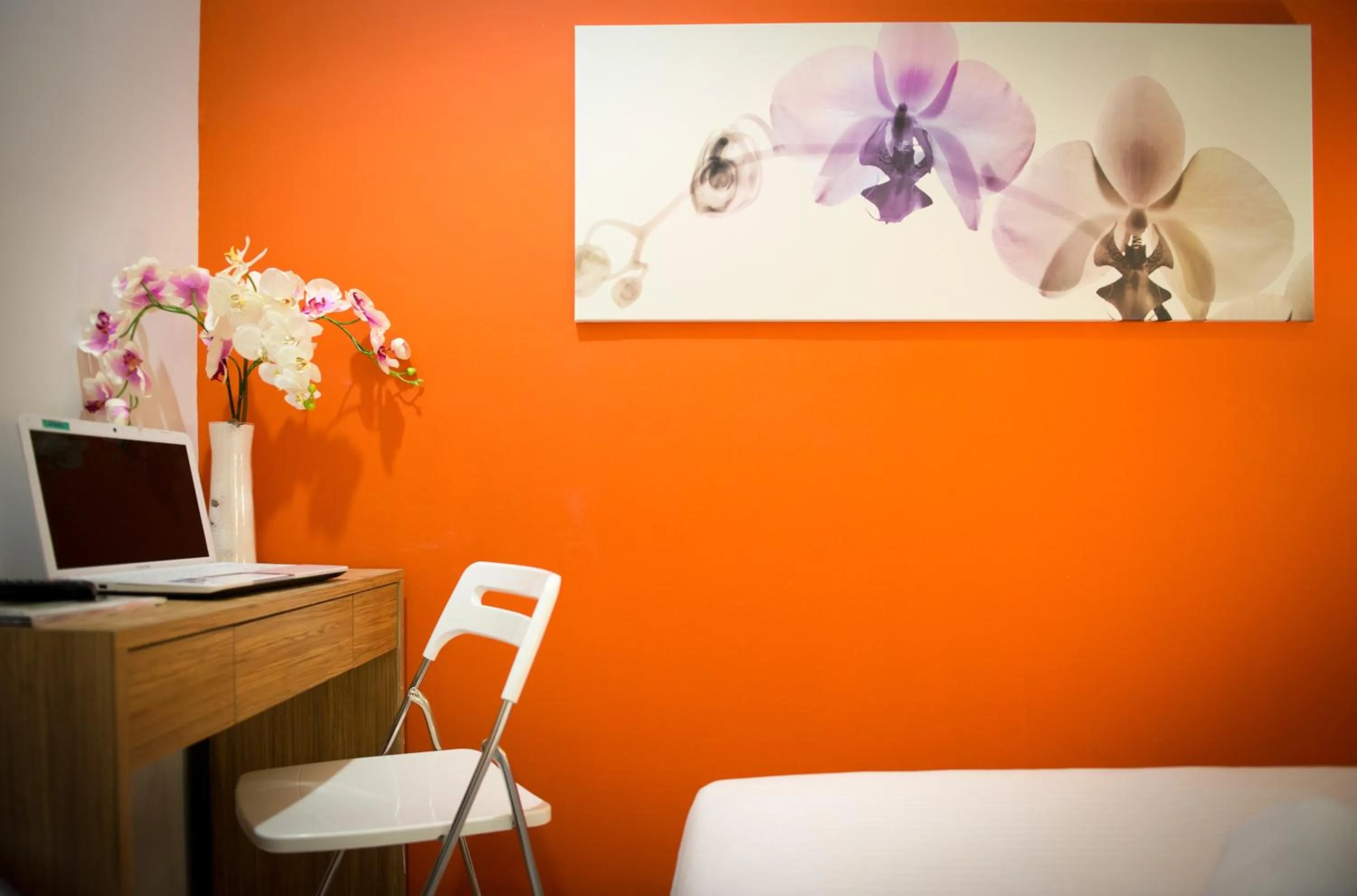 Seating area, Bed in Sovotel Uptown 101