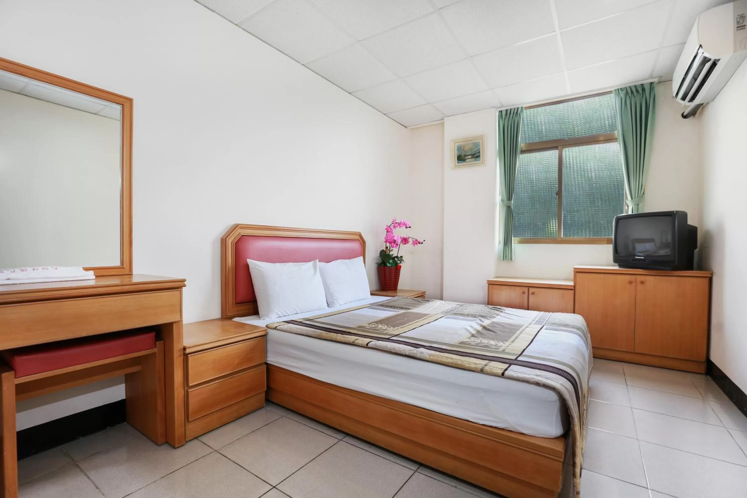 Photo of the whole room, Bed in Yuan-Yee Homestay