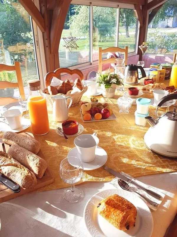Continental breakfast in Le Champ du Pré