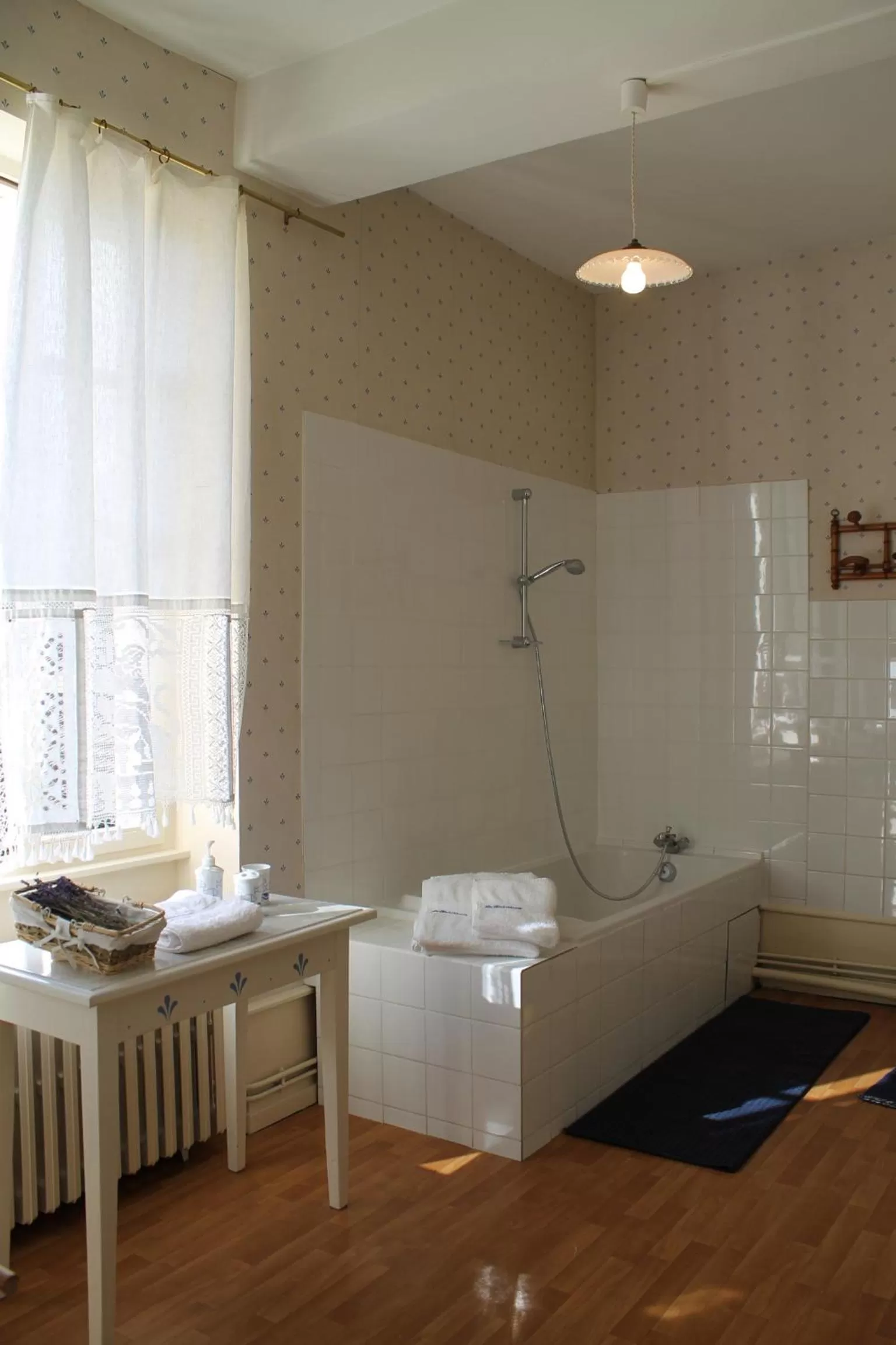 Bathroom in Chambres d'hôtes La Distillerie B&B