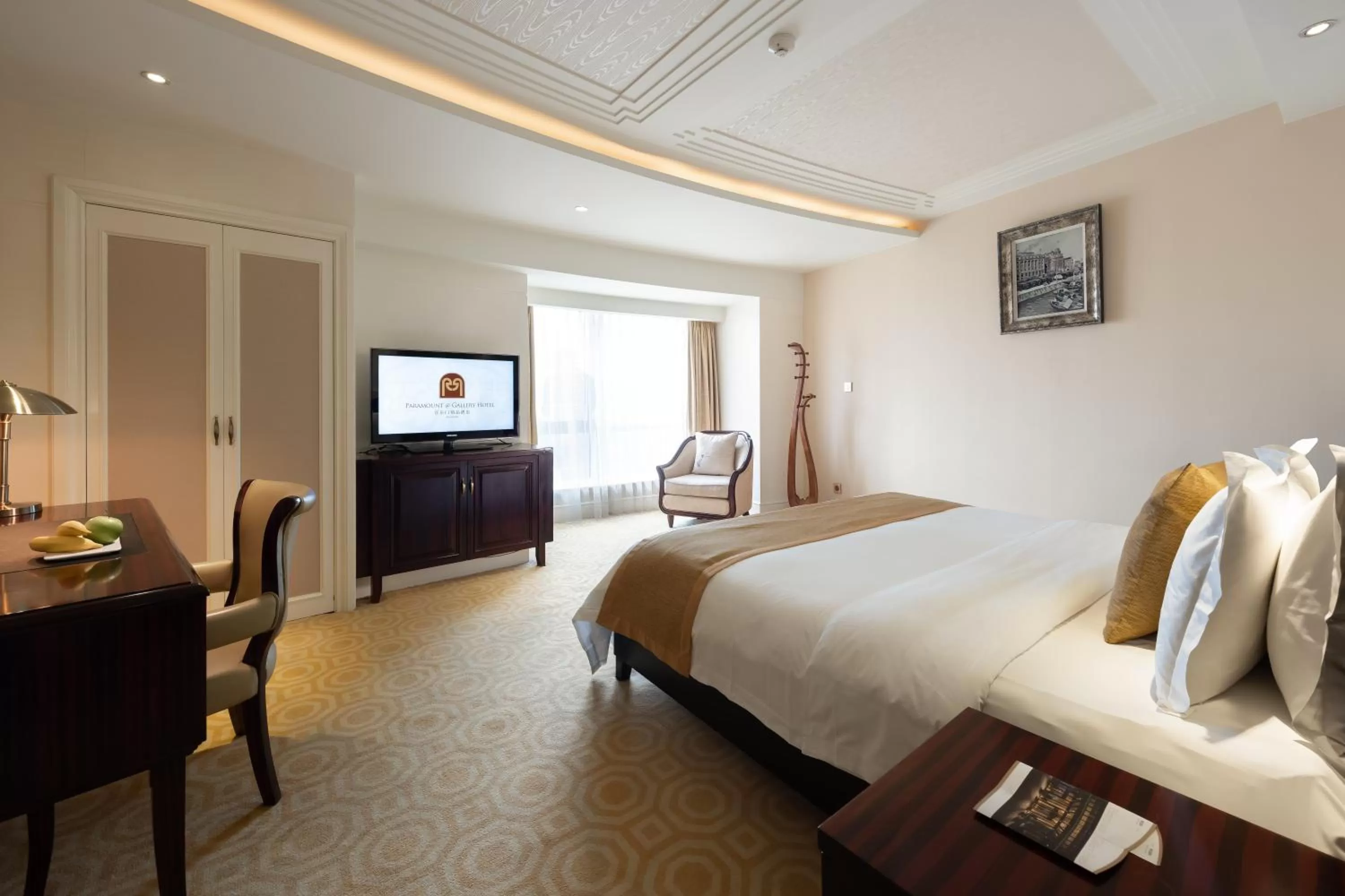 Bed in Paramount Gallery Hotel