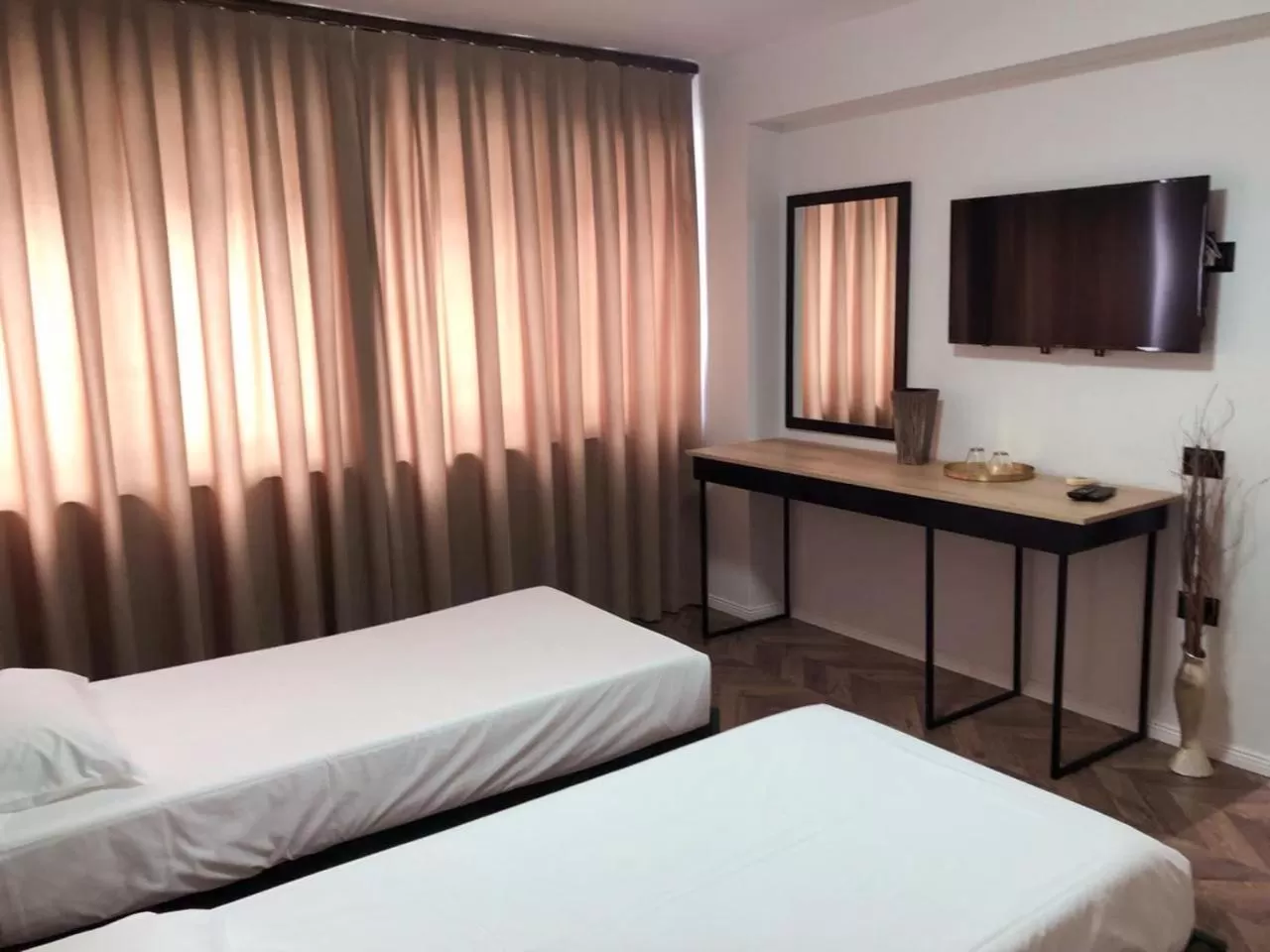 Bed, TV/Entertainment Center in Hotel Lido