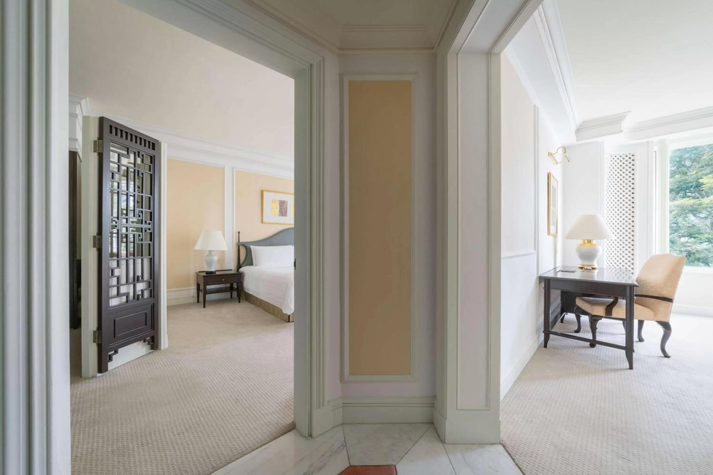 Photo of the whole room, Bed in Shangri-La Singapore