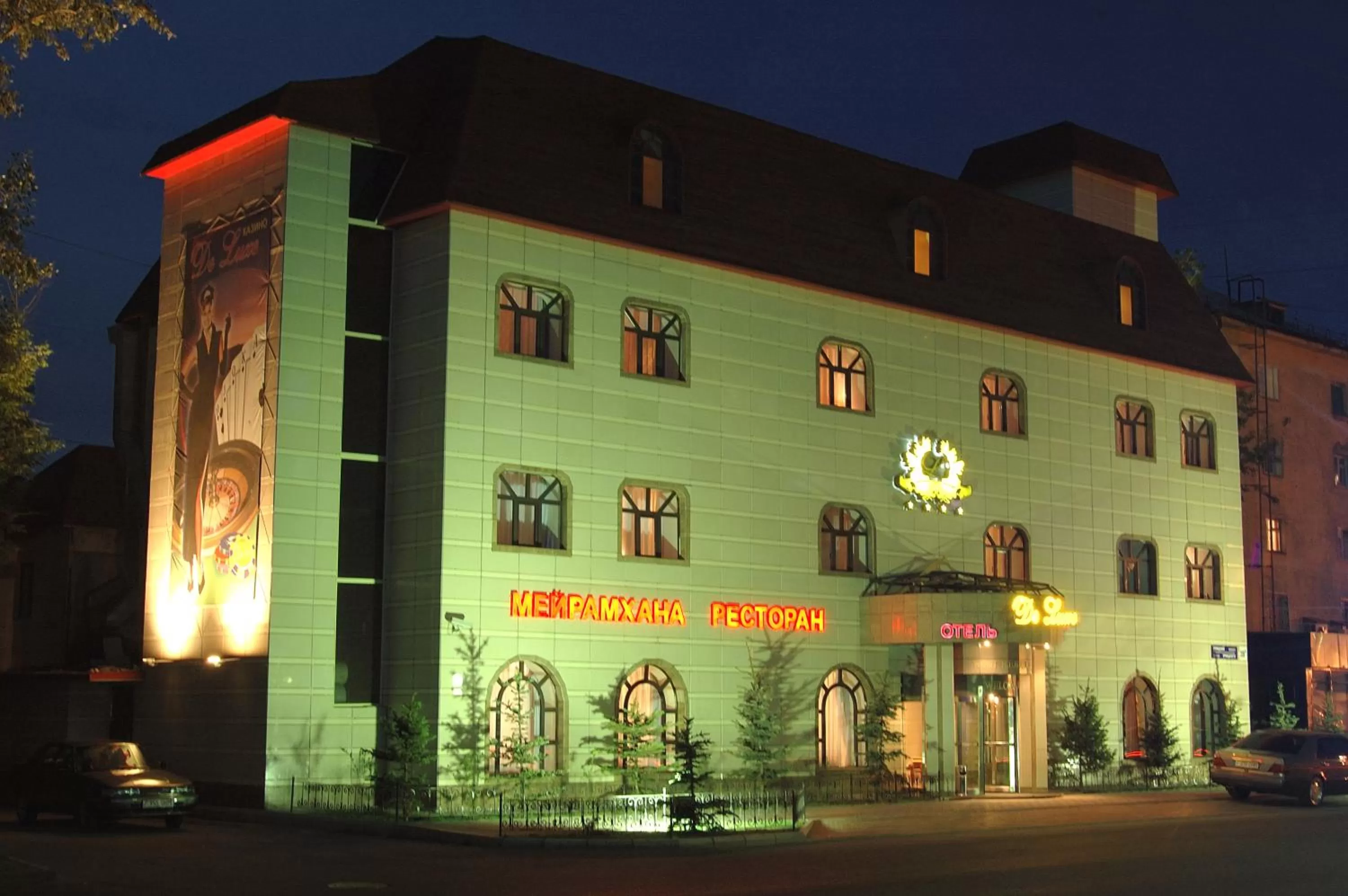 Property Building in Deluxe SPA-Hotel