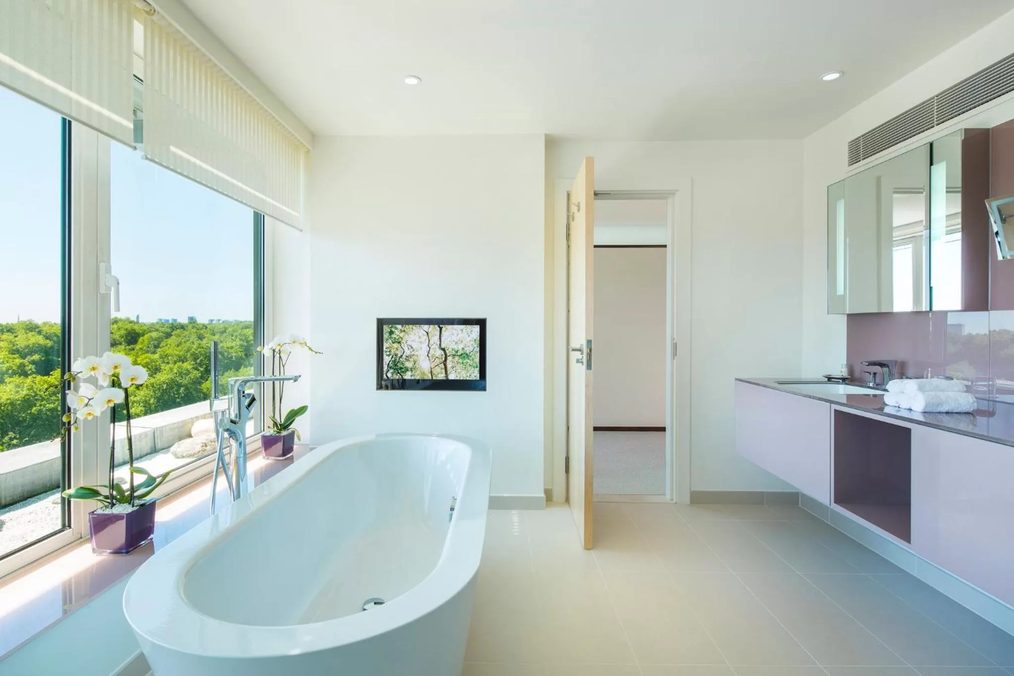 Photo of the whole room in COMO Metropolitan London