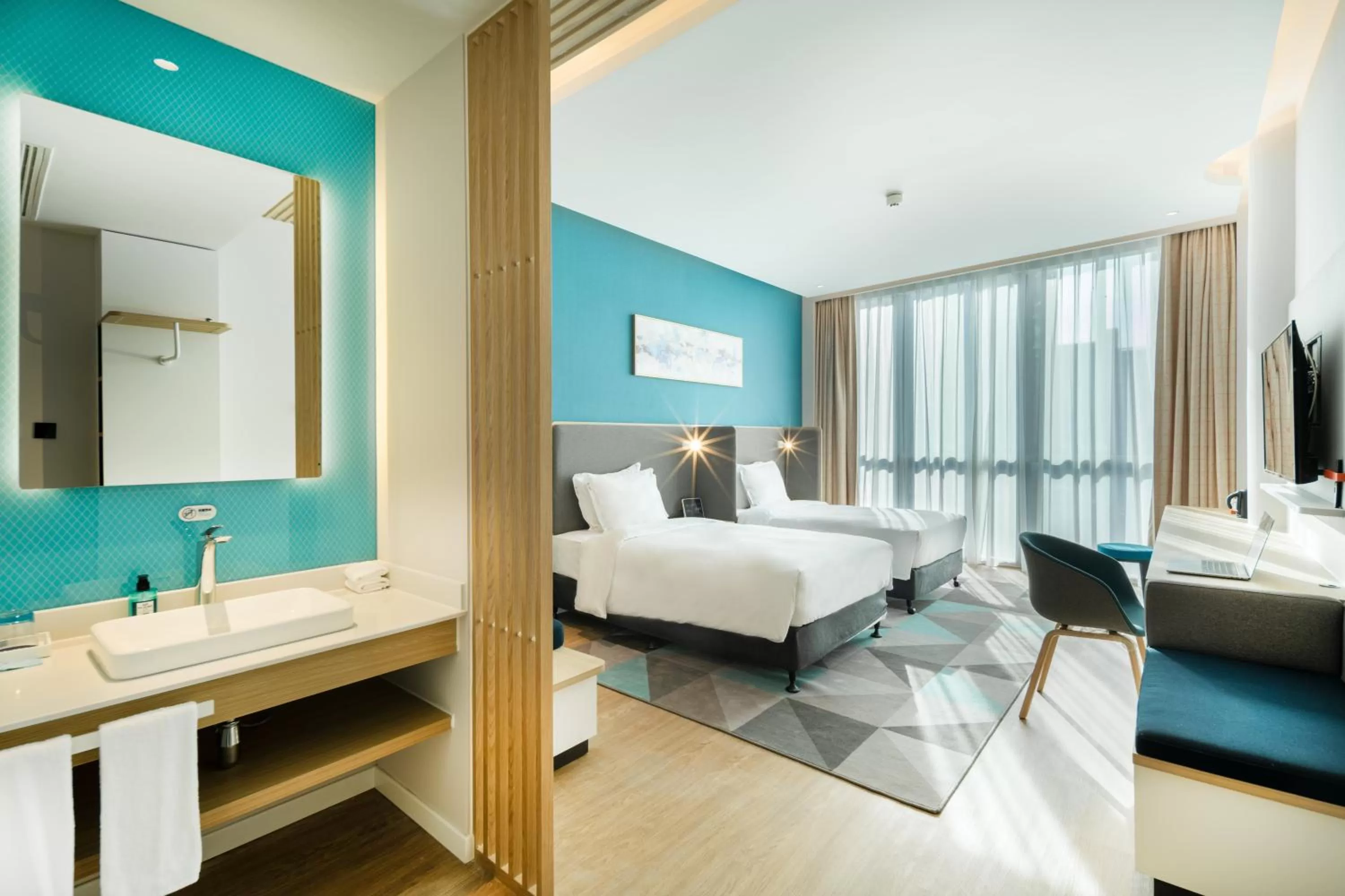 Photo of the whole room, Bed in Holiday Inn Express Shanghai Pudong Zhangjiang by IHG - 20 minutes to New International Expo Center and Disneyland