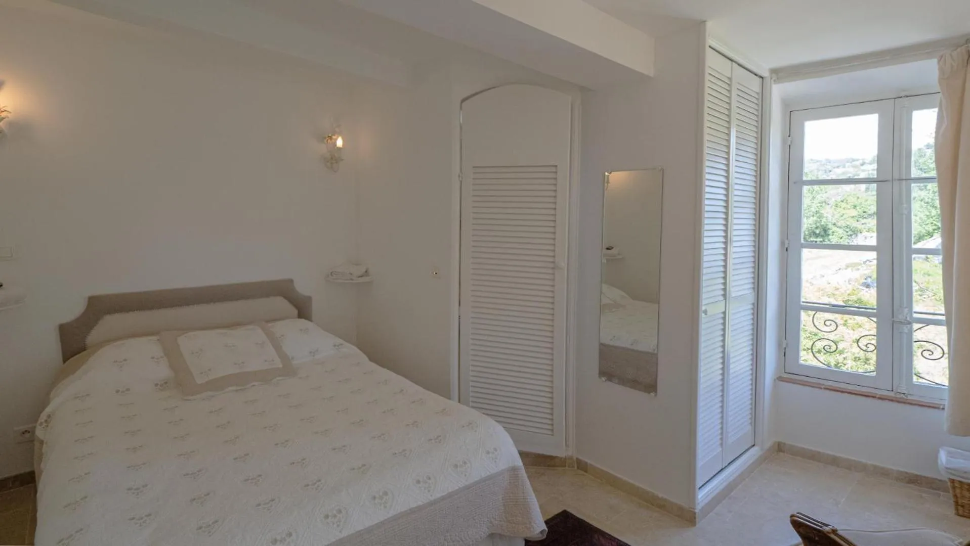 Bed in Hotel-Restaurant Le Moulin De La Camandoule