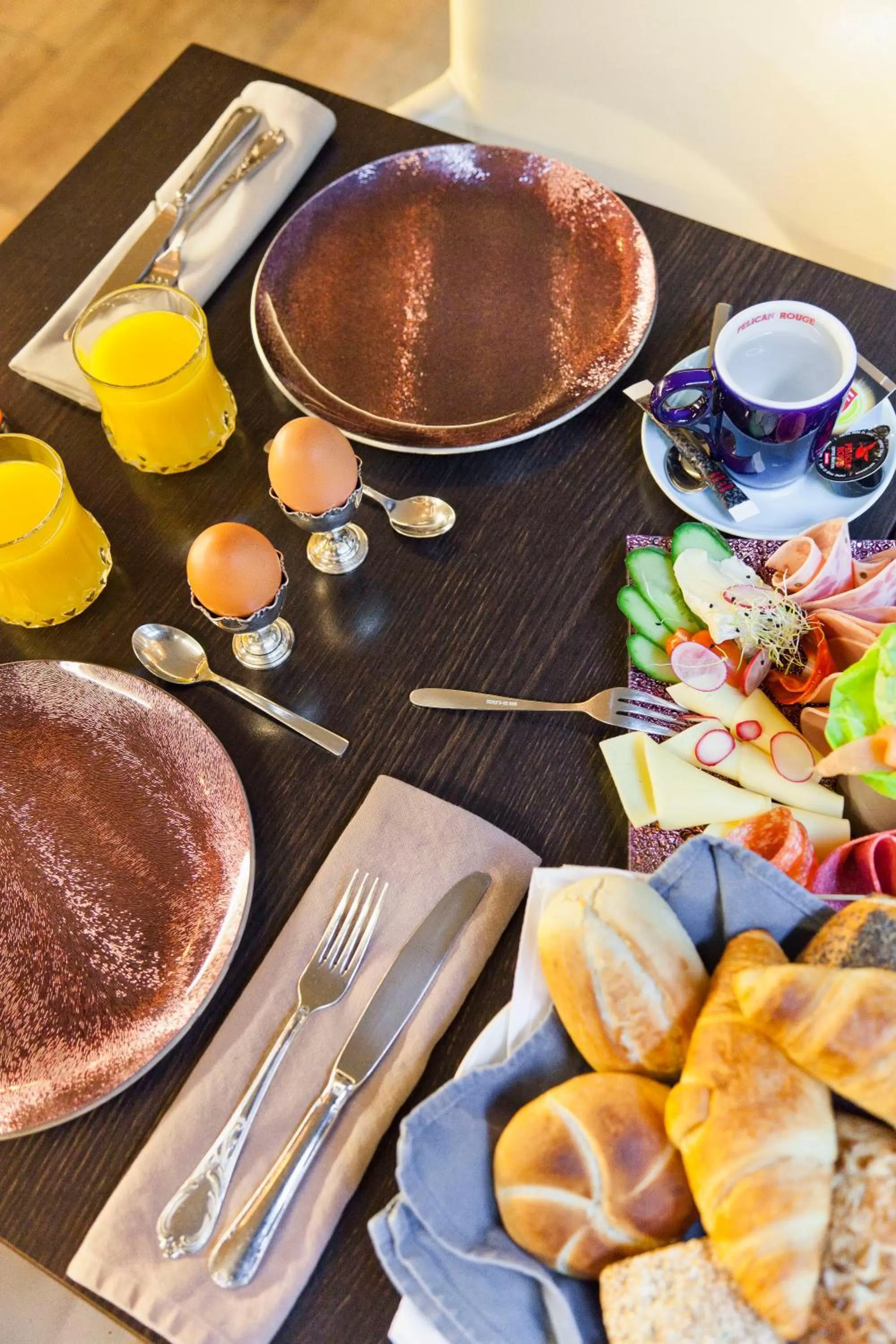 Food in Hotel Diamonds and Pearls