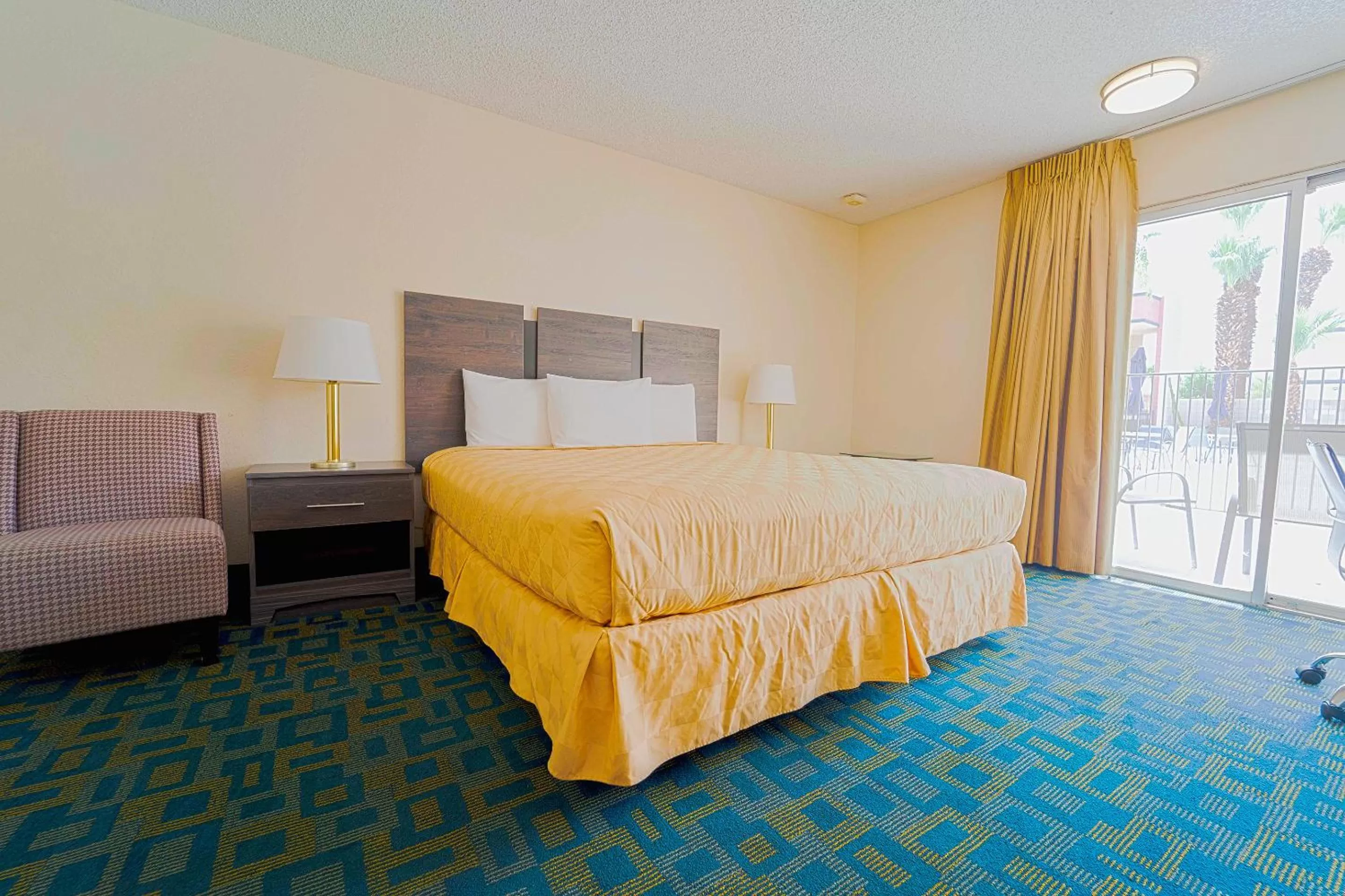 Bedroom, Bed in Royal Plaza Inn