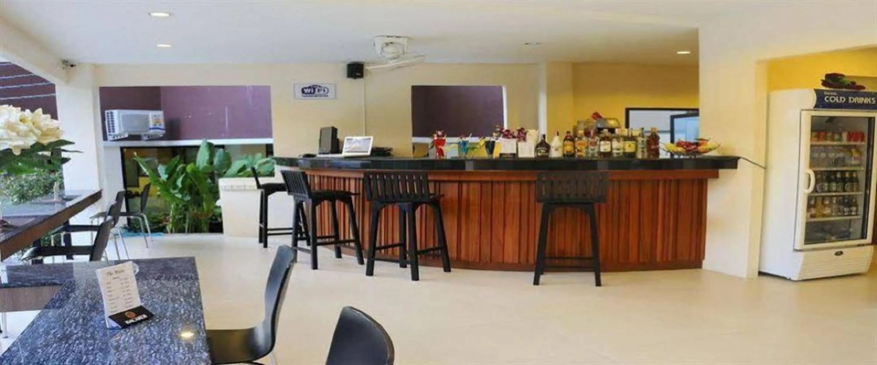 Restaurant/places to eat in The Wave Hotel Patong SHA