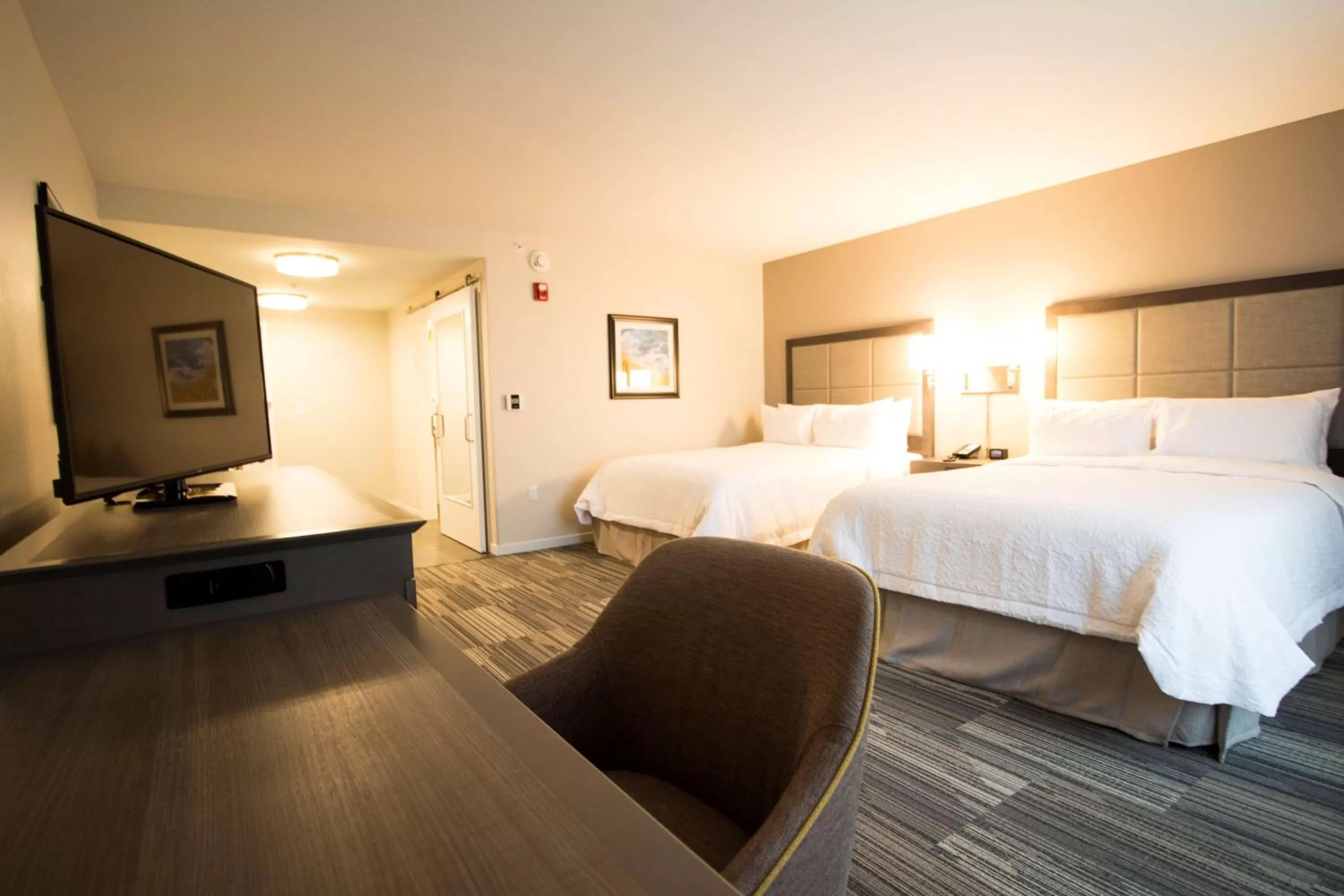 Bed in Hampton Inn Decatur, Mt. Zion, IL