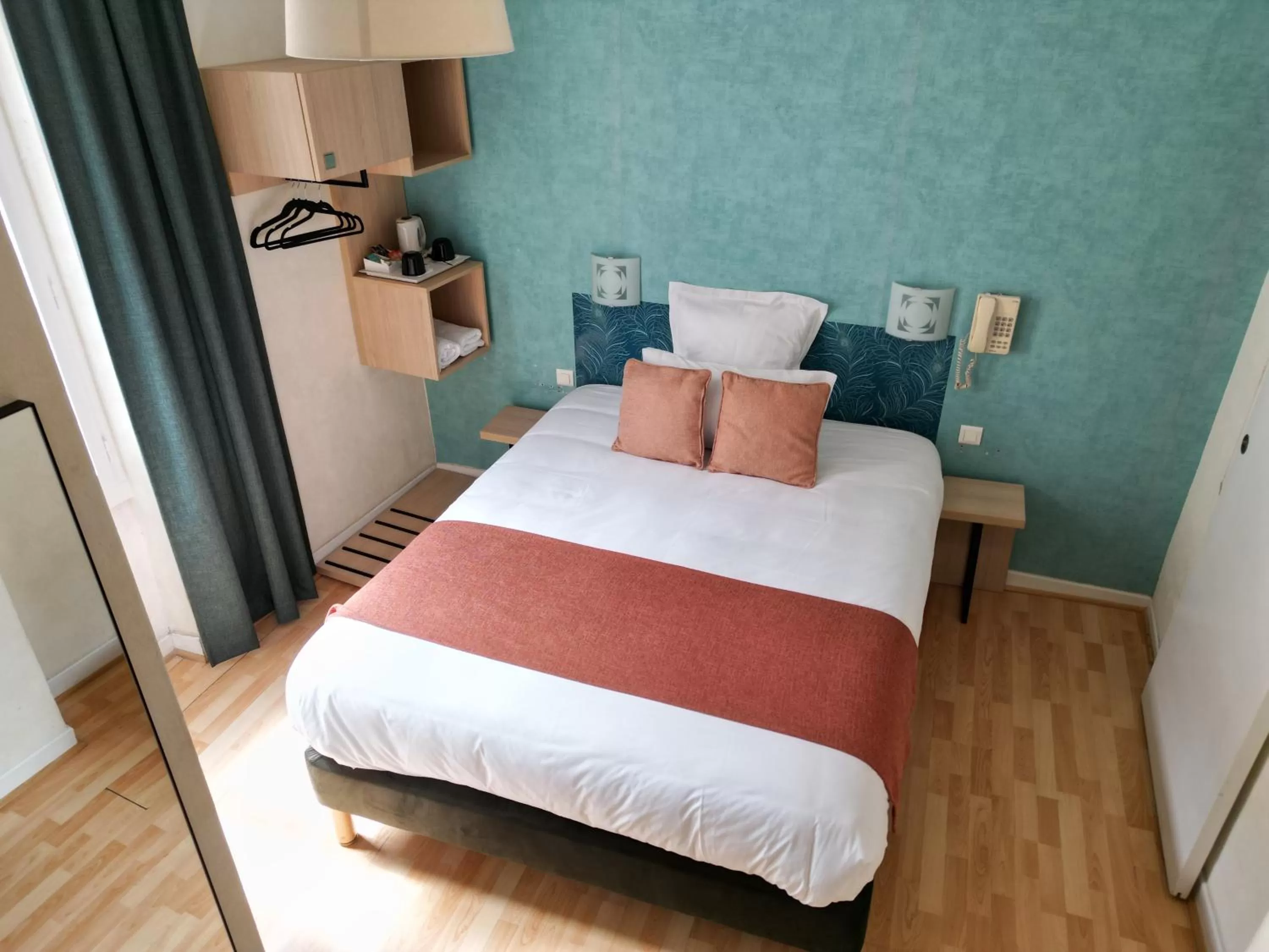 Photo of the whole room, Bed in Contact Hôtel les Platanes Villeneuve sur Lot Centre