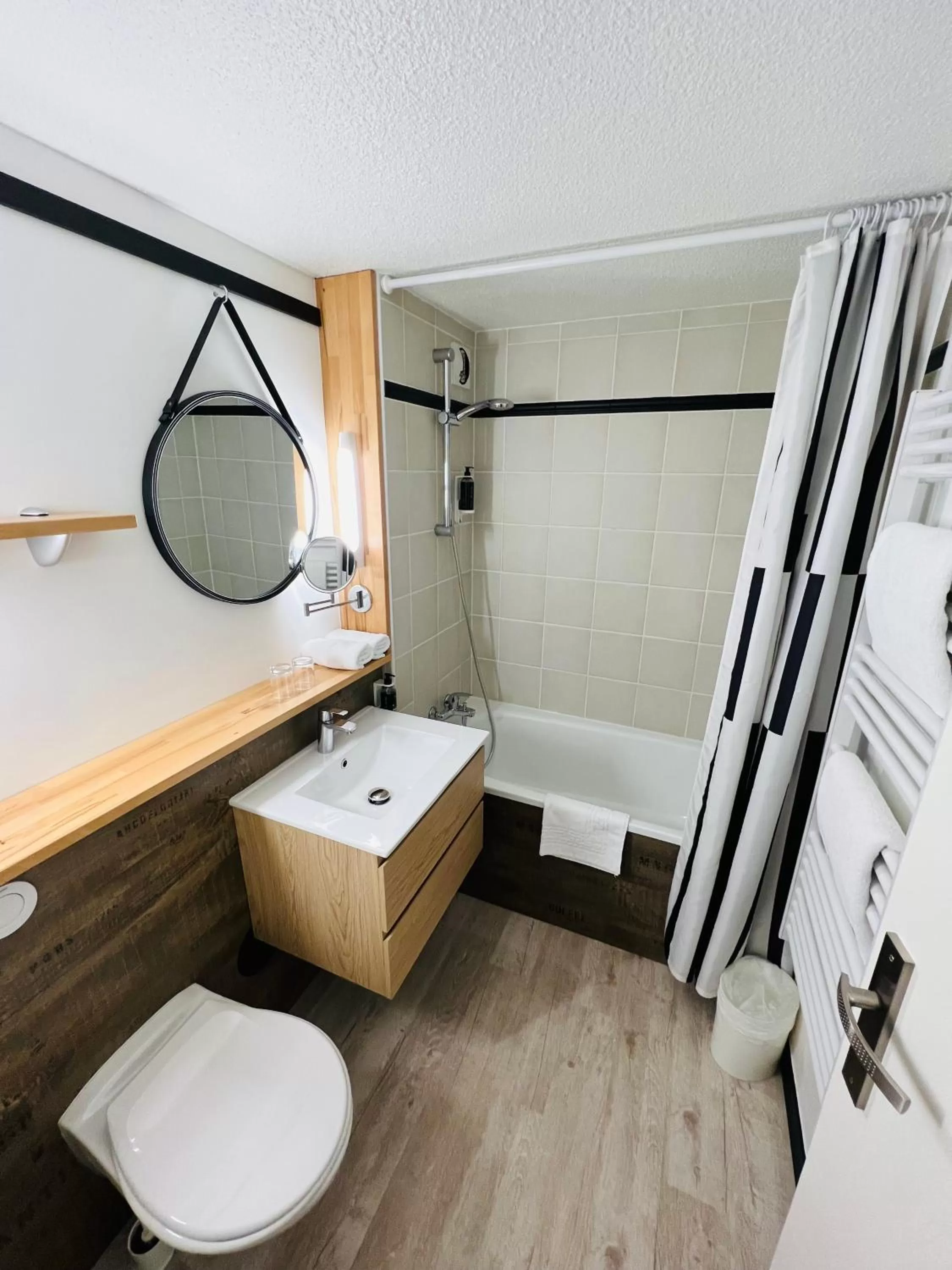 Bathroom in Kyriad Lisieux